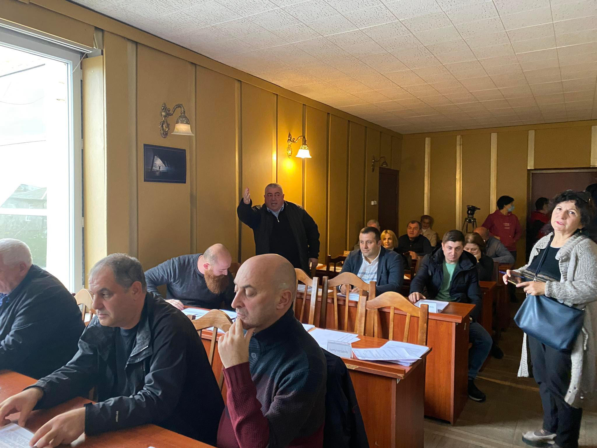ოზურგეთის საკრებულოს სხდომა ხმაურის ფონზე მიმდინარეობს