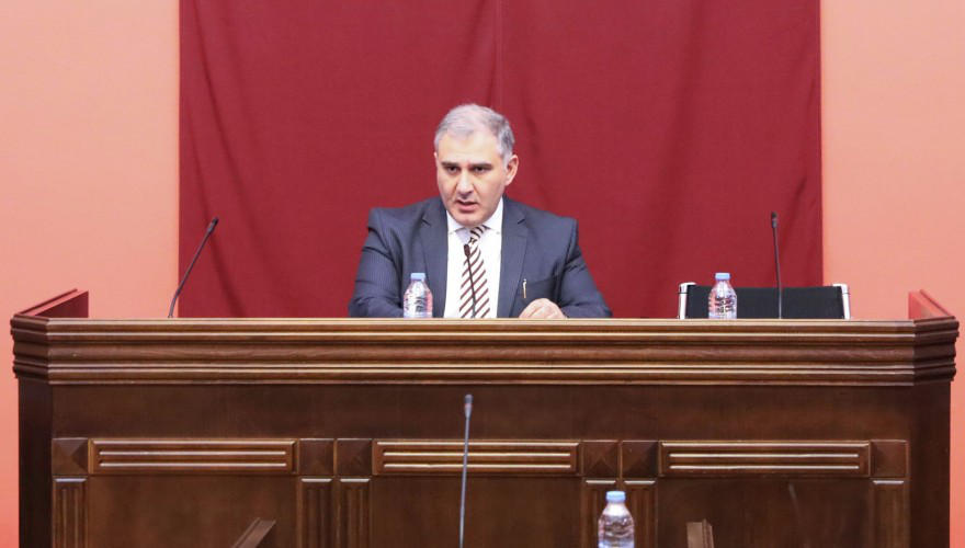 პარლამენტის ადამიანის უფლებათა დაცვისა და სამოქალაქო ინტეგრაციის კომიტეტი ხმაურის ფონზე დაიწყო - ოპოზიცია დღის წესრიგში ცვლილებას ითხოვს