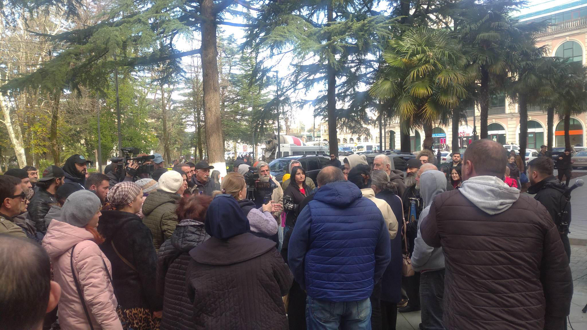 გელათის გადარჩენის მოთხოვნით ქუთაისის მერიასთან აქცია გაიმართა
