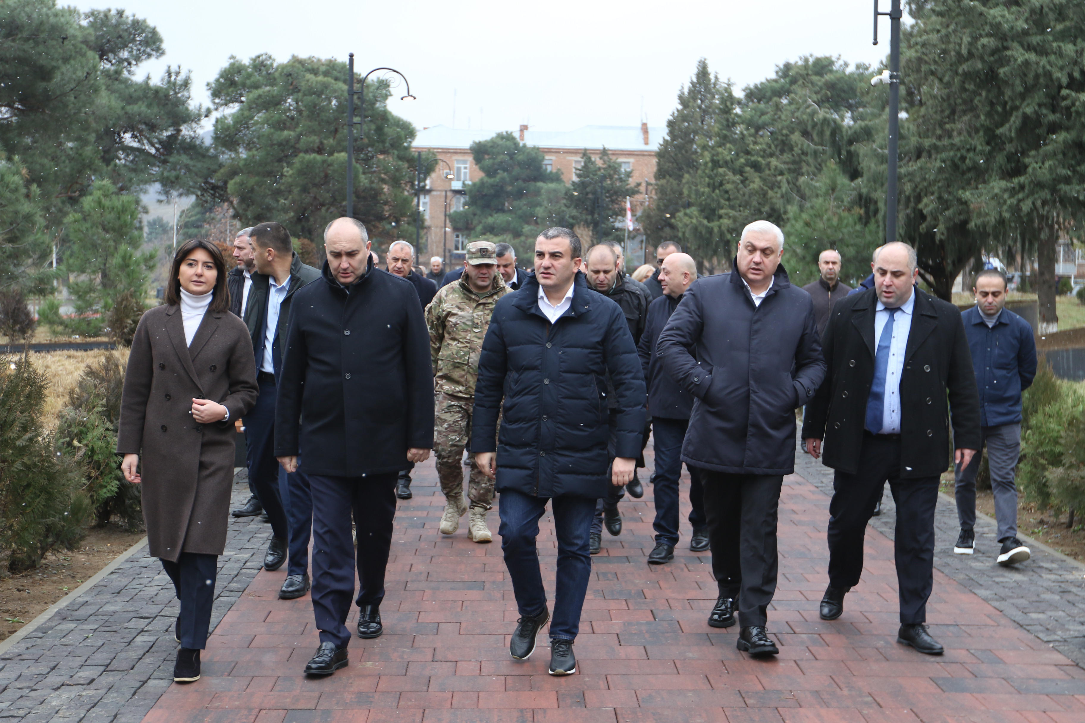 თავდაცვის მინისტრმა და რუსთავის მერმა რუსთავში დამოუკიდებლობის სკვერი გახსნეს