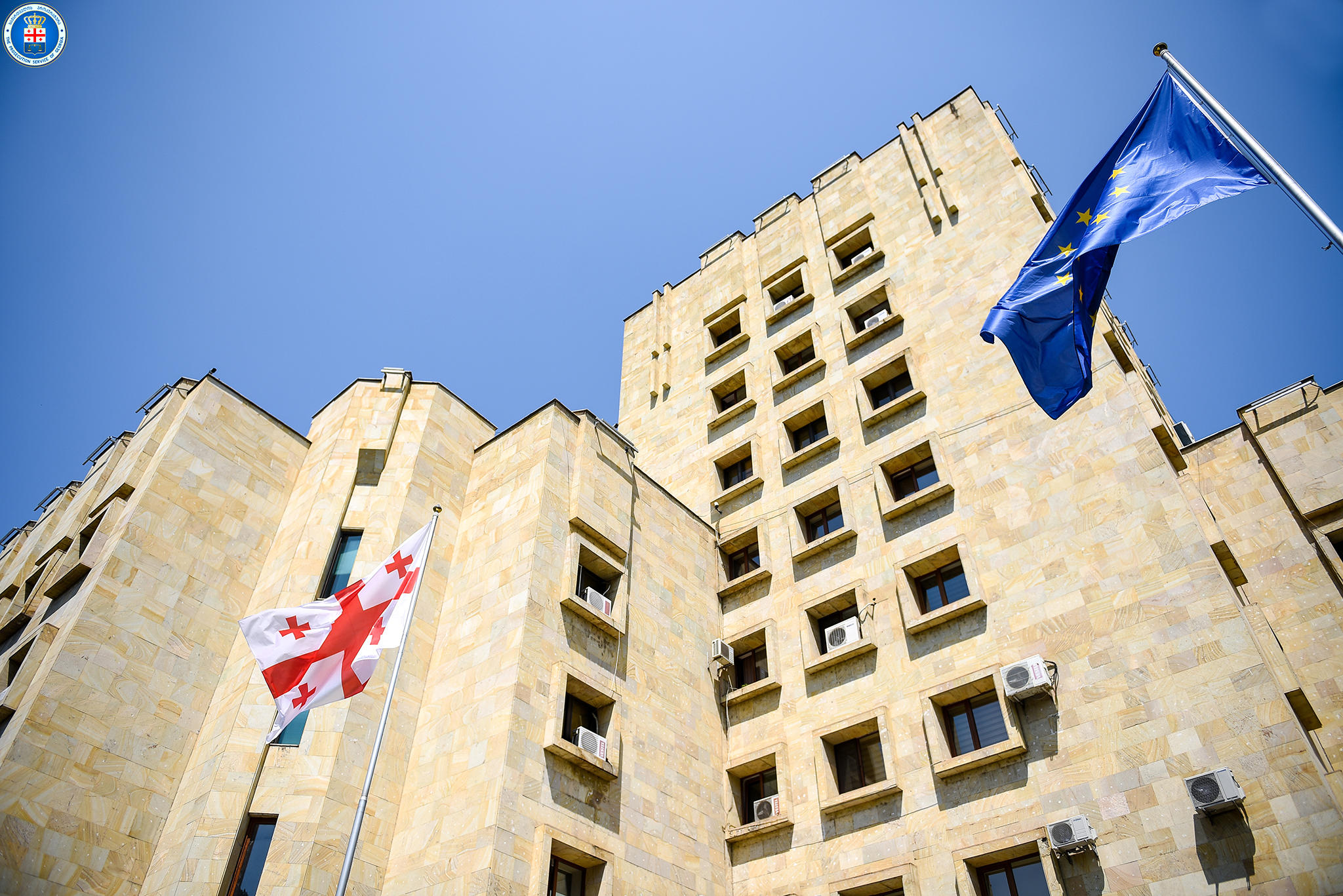 ყვარლის ტყეში 68 წლის კაცის მიმართ არაადამიანური და დამამცირებელი მოპყრობის, ჯგუფურად ჩადენილი ცემის, პირადი ცხოვრების ამსახველი ინფორმაციის უკანონოდ მოპოვება-შენახვა-გავრცელების ფაქტზე, ორი პირი დამნაშავედ ცნეს