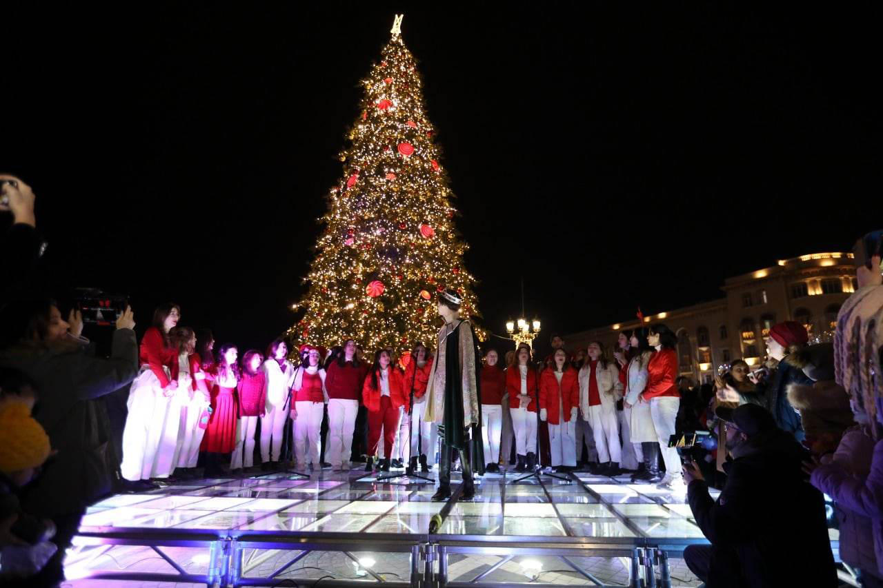 რუსთავში, თავისუფლების მოედანზე ქალაქის მთავარი ნაძვის ხე საზეიმოდ აინთო