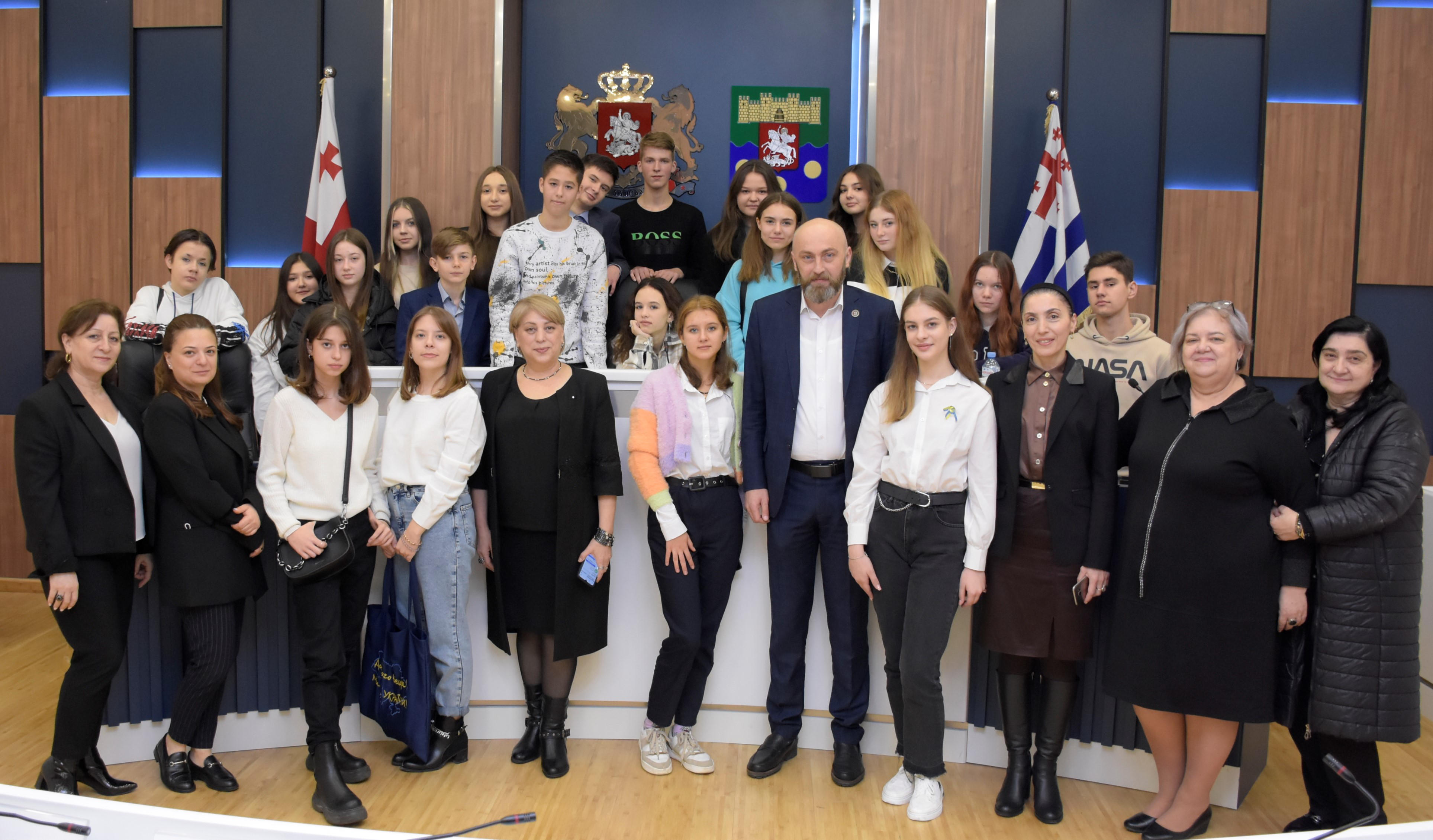 აჭარის უმაღლეს საბჭოს, ბათუმის მე-20 საჯარო სკოლის უკრაინელი მოსწავლეები სტუმრობდნენ