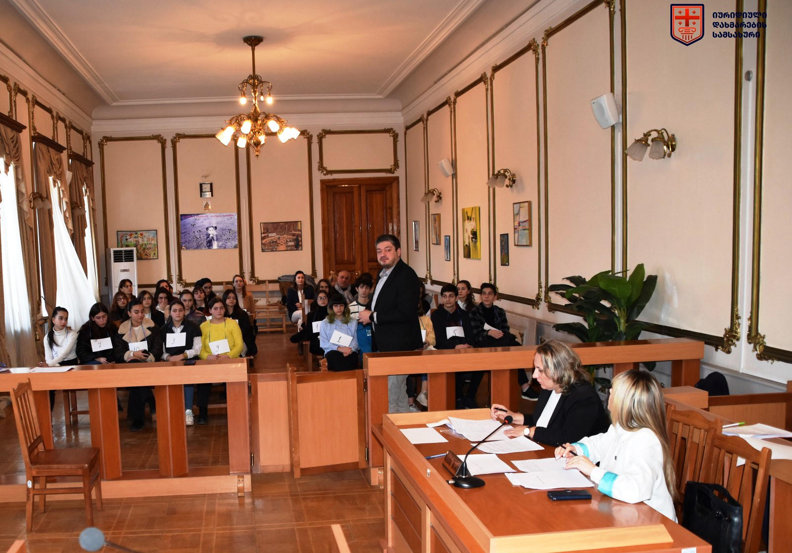 იურიდიული დახმარების სამსახურის მიერ ჩატარებული იმიტირებულ სასამართლოში მოსწავლეები მონაწილეობდნენ