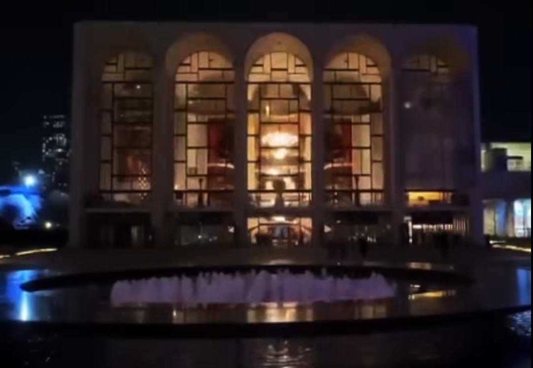 მსოფლიოს სხვადასხვა ადგილას უკრაინის სოლიდარობის ნიშნად შუქი გამორთეს