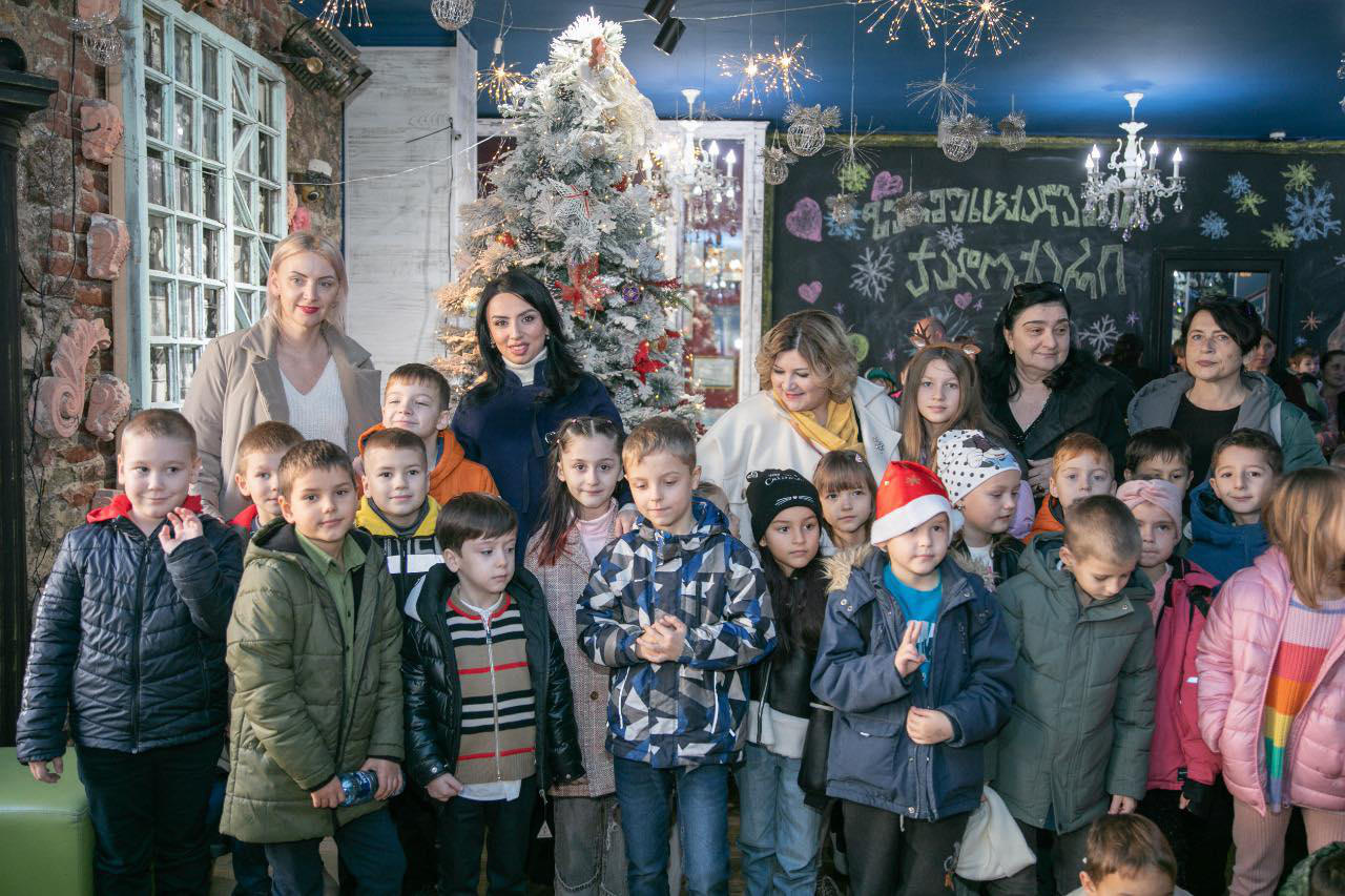 თორნიკე რიჟვაძის ინიციატივით, წინასაახალწლოდ აჭარაში მცხოვრებ უკრაინელ ბავშვებს ბათუმის თოჯინების თეატრში უმასპინძლეს