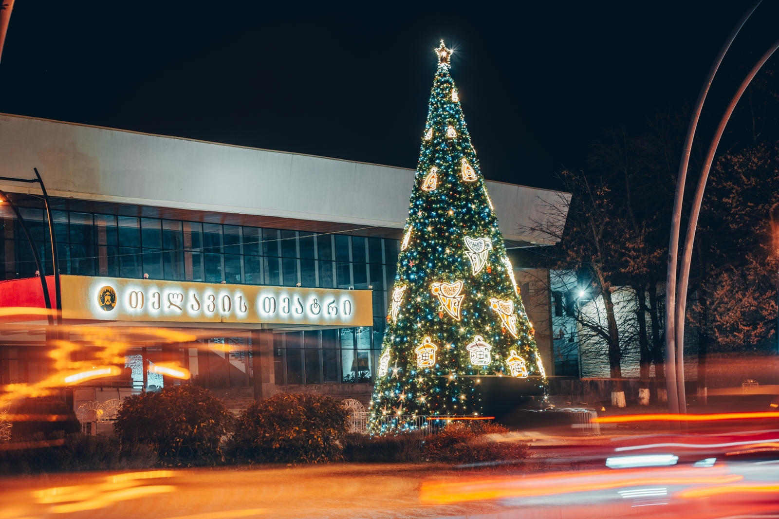 თელავის მთავარი ნაძვის ხე საზეიმოდ აინთო