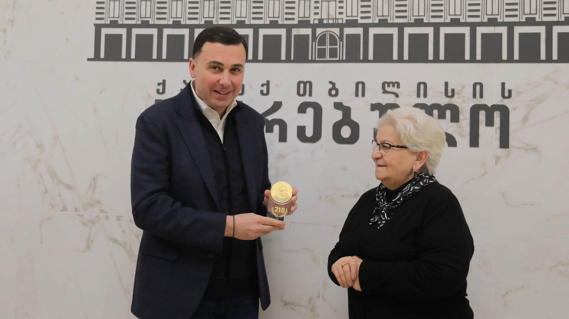 გიორგი ტყემალაძეს მირზა ფათალი ახუნდოვის სახელობის საპატიო მედალი გადაეცა