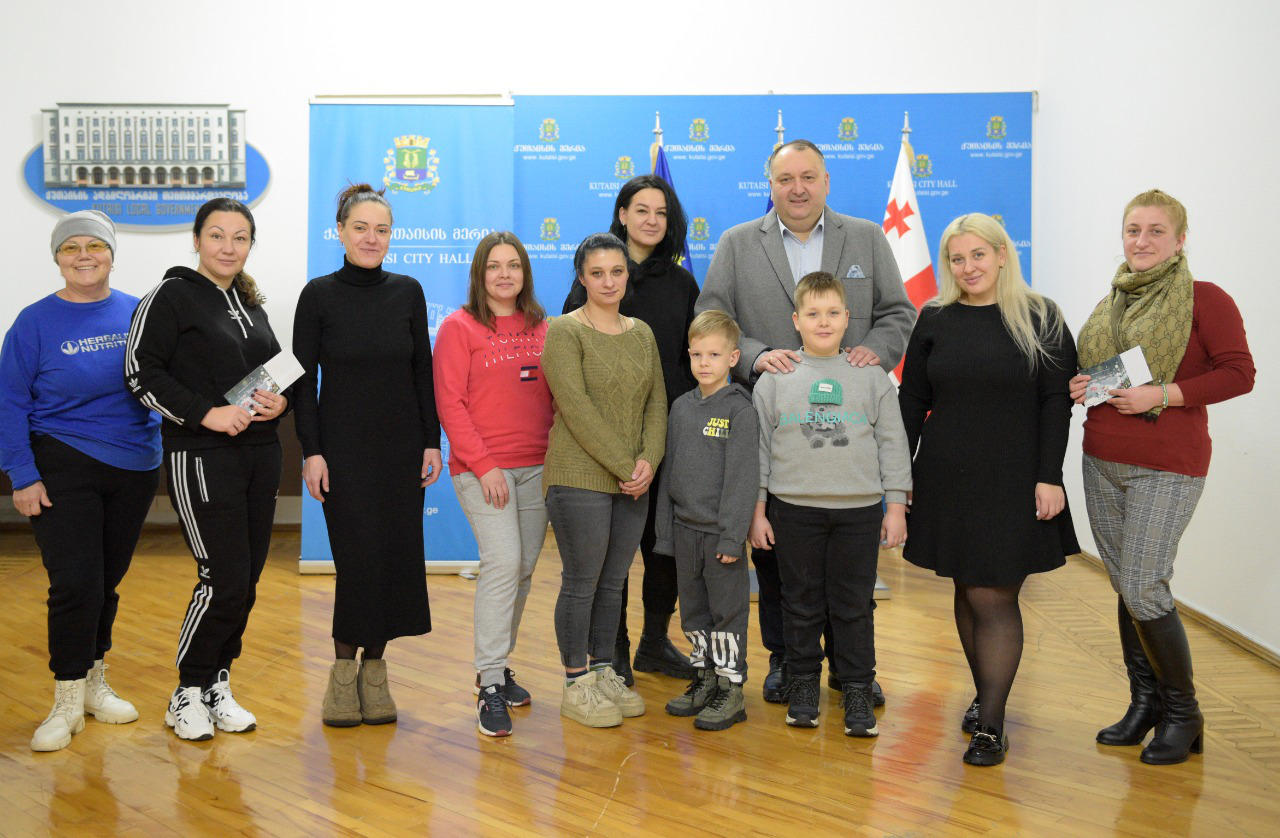 ქუთაისის მერი იოსებ ხახალეიშვილი ქუთაისში მცხოვრებ უკრაინულ ოჯახებს შეხვდა