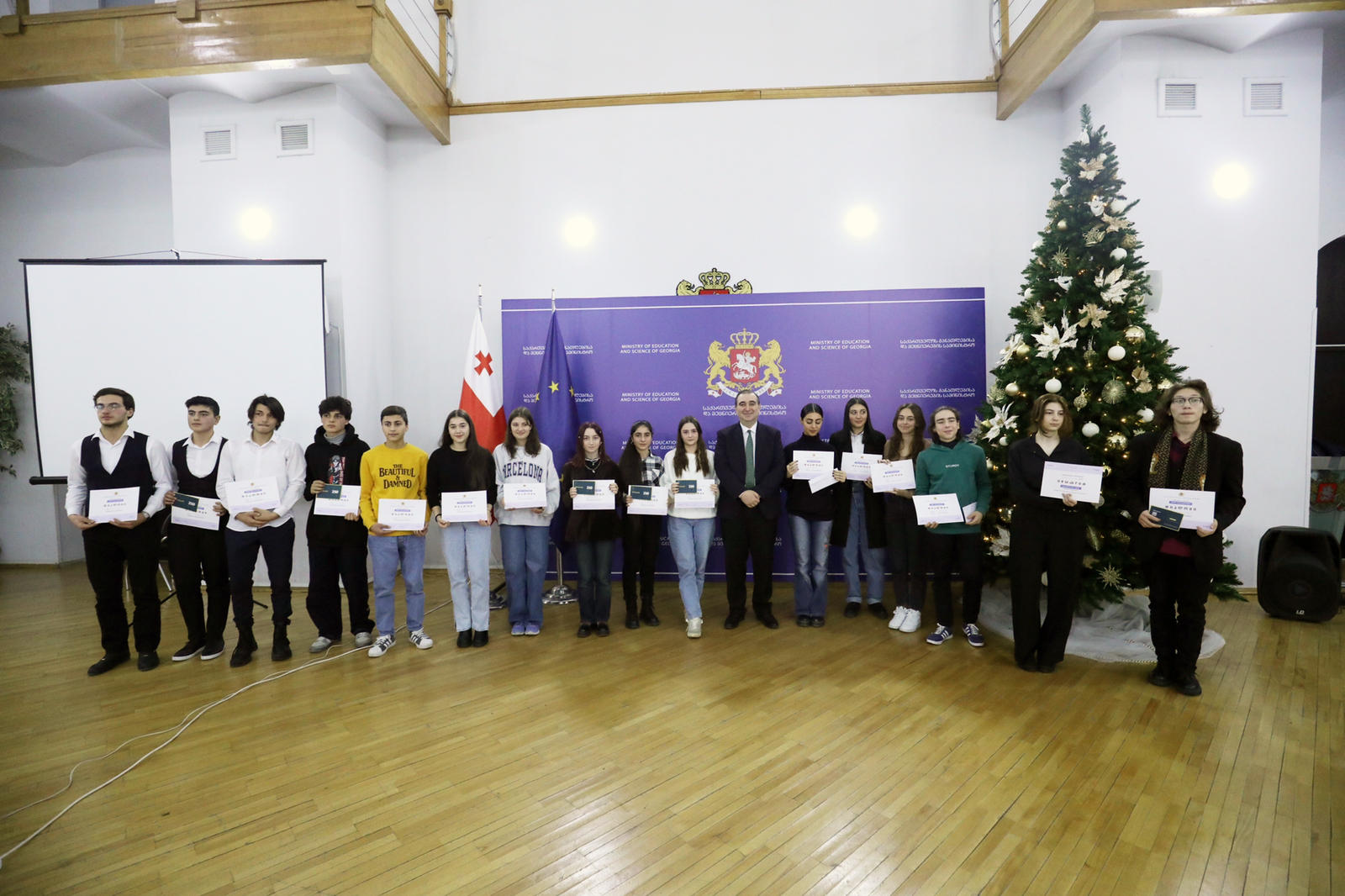 მიხეილ ჩხენკელმა ესეების კონკურსში გამარჯვებული მოსწავლეები დააჯილდოვა