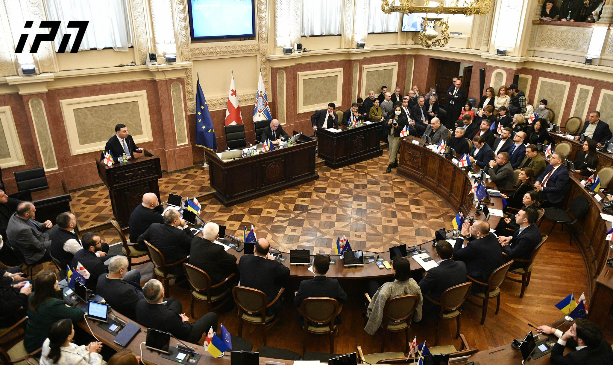 თბილისის საკრებულოს დეპუტატებმა, სხდომის მიმდინარეობისას, უკრაინაში დაღუპულ ქართველ სამხედროებს წუთიერი დუმილით პატივი მიაგეს