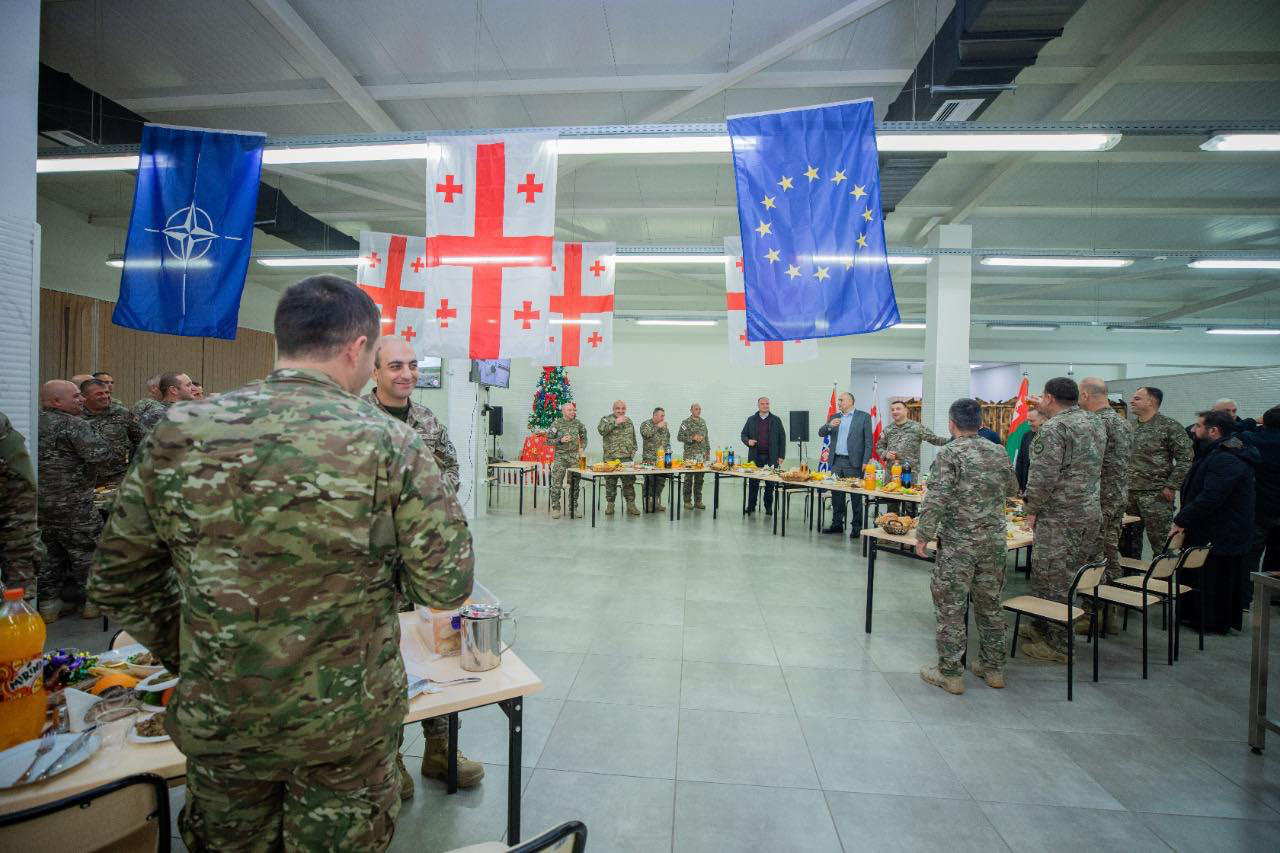 თავდაცვის მინისტრი ახალ წელს სამხედრო მოსამსახურეებთან ერთად შეხვდა