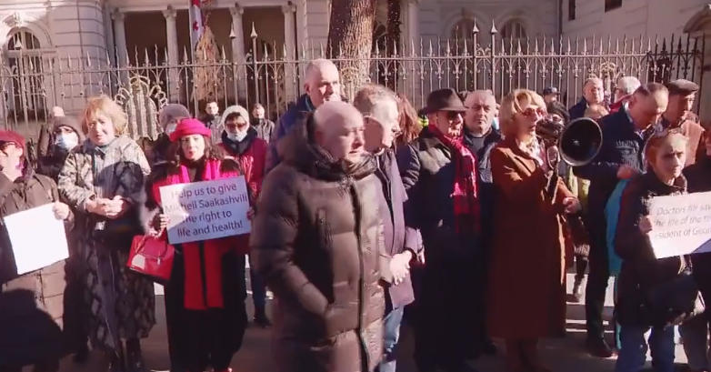 ექიმებმა მიხეილ სააკაშვილის შეწყალების მოთხოვნით, პრეზიდენტის ადმინისტრაციასთან აქცია გამართეს