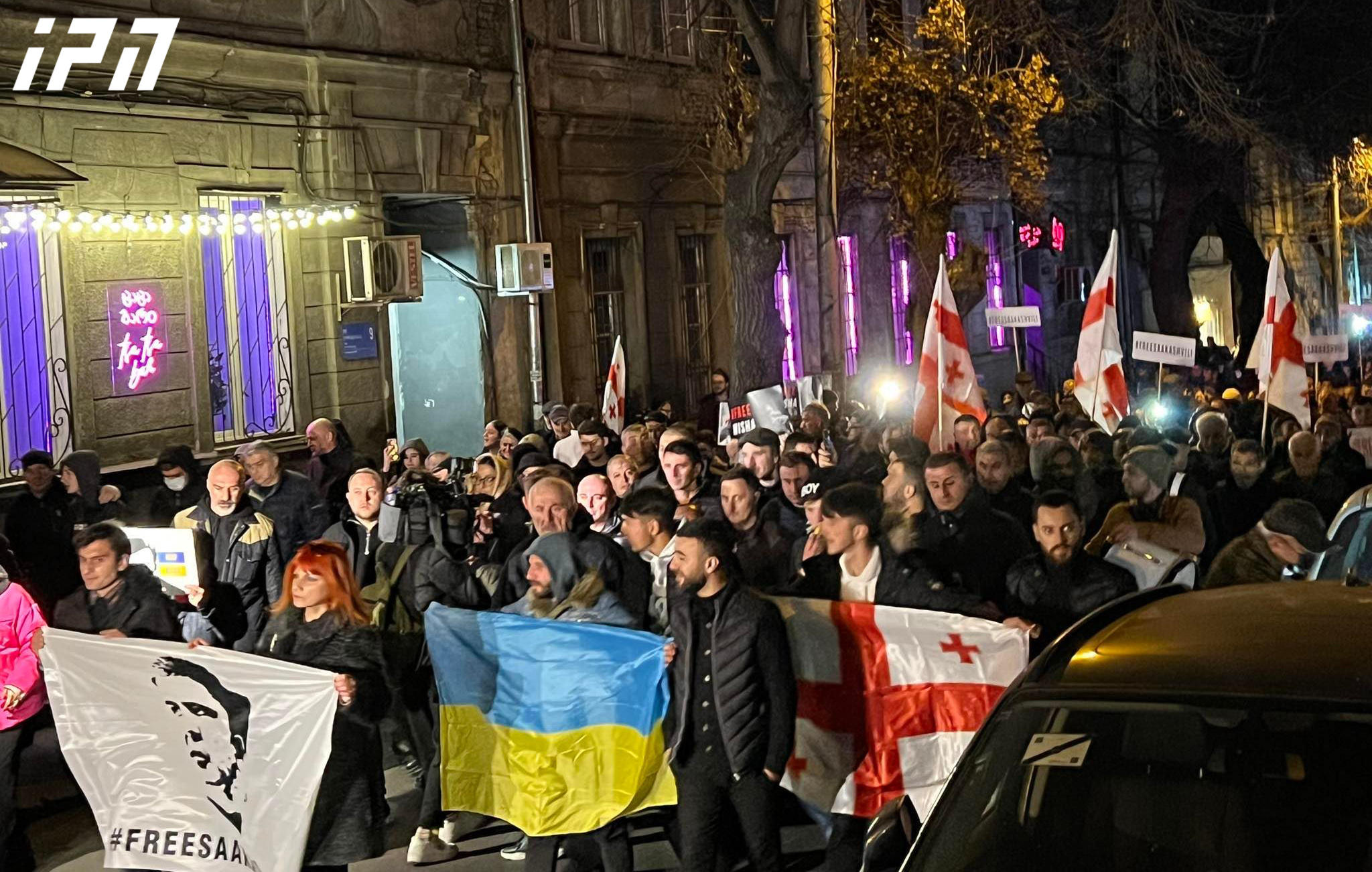 მიხეილ სააკაშვილის სოლიდარობის აქციის მონაწილეები მთავრობის ადმინისტრაციიდან ბიძინა ივანიშვილის ბიზნეს-ცენტრამდე მსვლელობას მართავენ