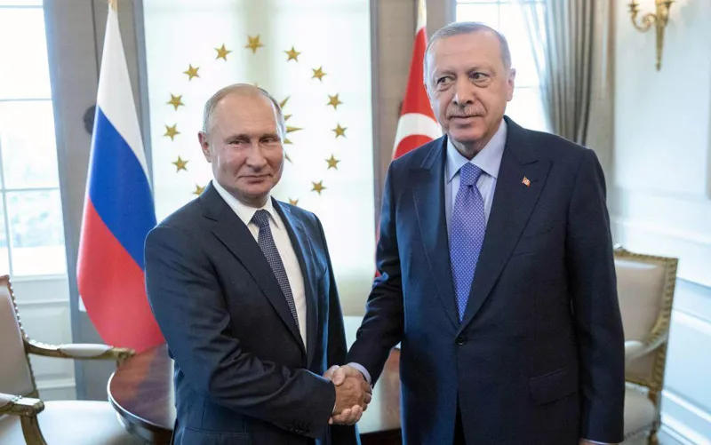 კრემლი - თურქეთის პრეზიდენტთან საუბრისას ვლადიმერ პუტინმა ყურადღება გაამახვილა კიევის რეჟიმის დესტრუქციულ ხაზზე, რომელიც დასავლელი სპონსორების მხარდაჭერით საომარი მოქმედებების გაძლიერებას ეყრდნობა