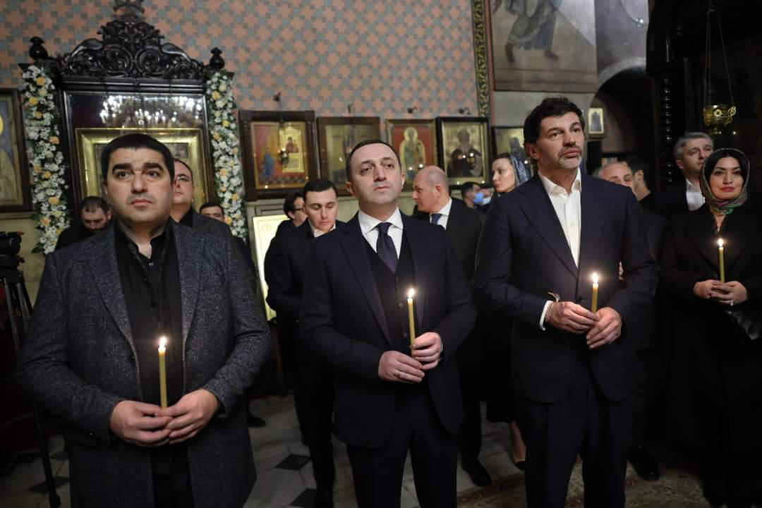 პრემიერი - იესო ქრისტეს შობამ კაცობრიობისათვის გარდამტეხი როლი შეასრულა და სიკეთის, მიმტევებლობის, შემწყნარებლობის, სათნოების დამკვიდრებისა და სიყვარულის ნიმუშად იქცა - გისურვებთ  ჯანმრთელობას, მშვიდობასა და კეთილდღეობას