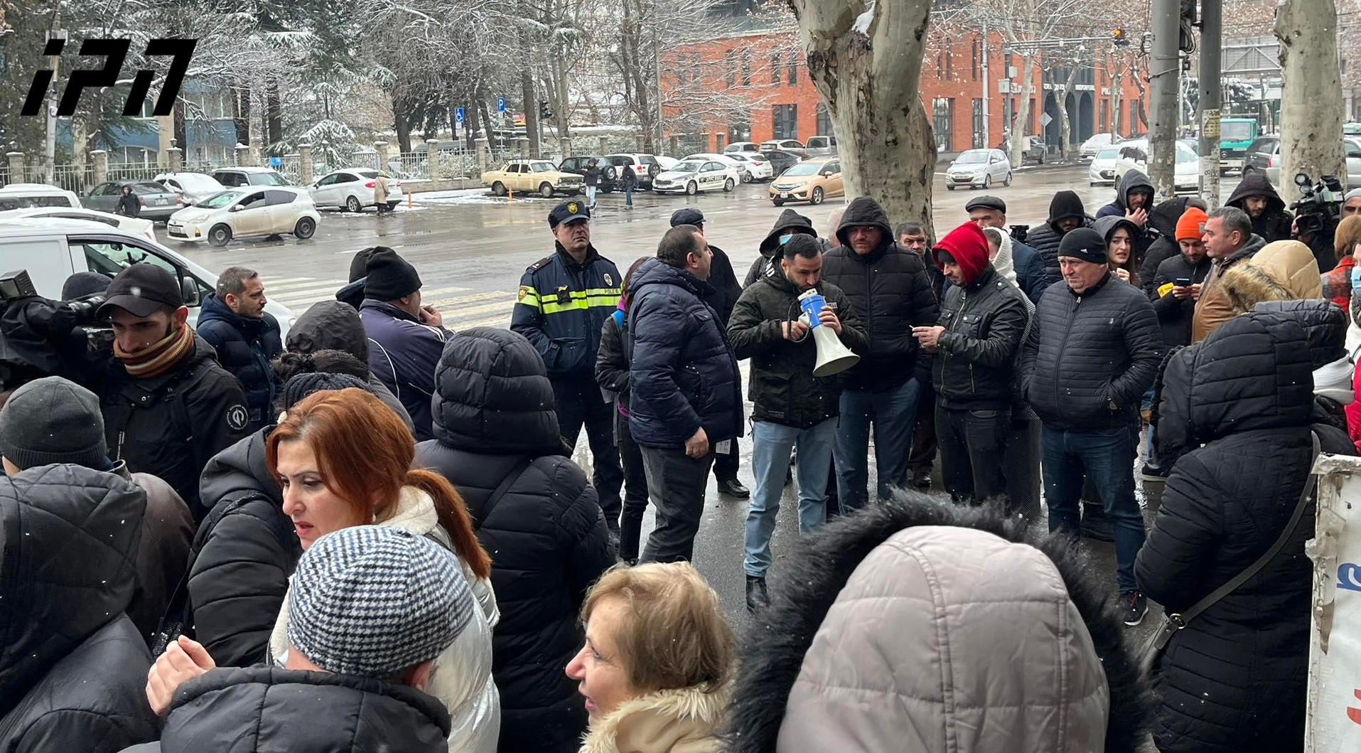 სასწრაფო დახმარების თანამშრომლებმა ხელფასის მატებისა და ღირსეული სამუშაო პირობების მოთხოვნით აქცია გამართეს