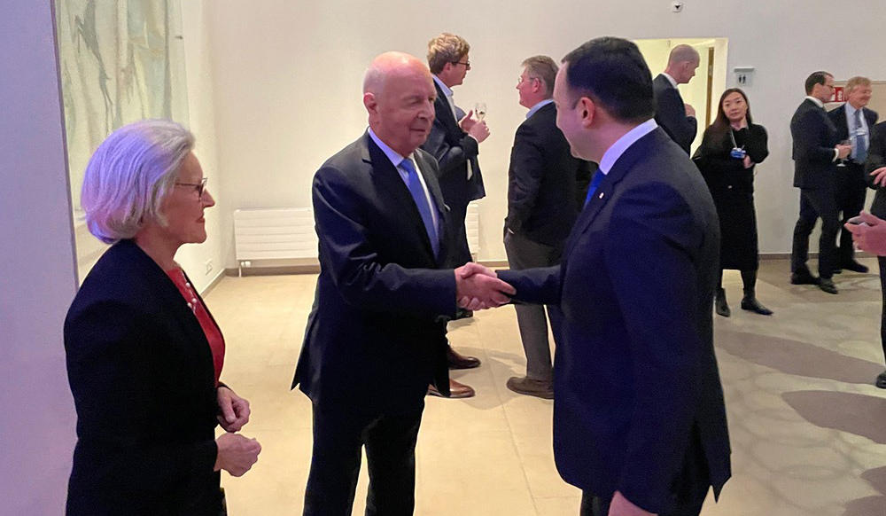 ირაკლი ღარიბაშვილი კლაუს შვაბისა და მისი მეუღლის ჰილდე შვაბის მიერ ორგანიზებულ ტრადიციულ მიღებას დაესწრო