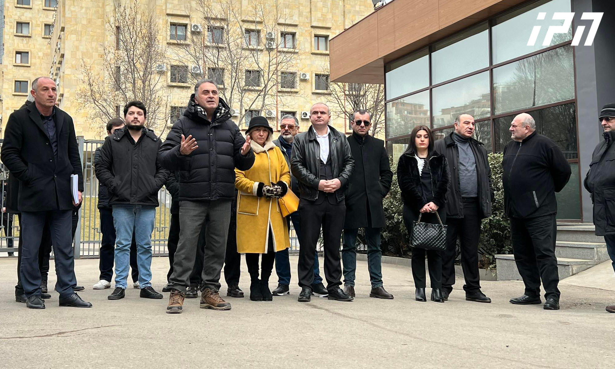 რესპუბლიკურ საავადმყოფოში გარდაცვლილი 20 წლის ფეხბურთელის ოჯახმა და ადვოკატებმა საქართველოს პროკურატურასთან აქცია გამართეს