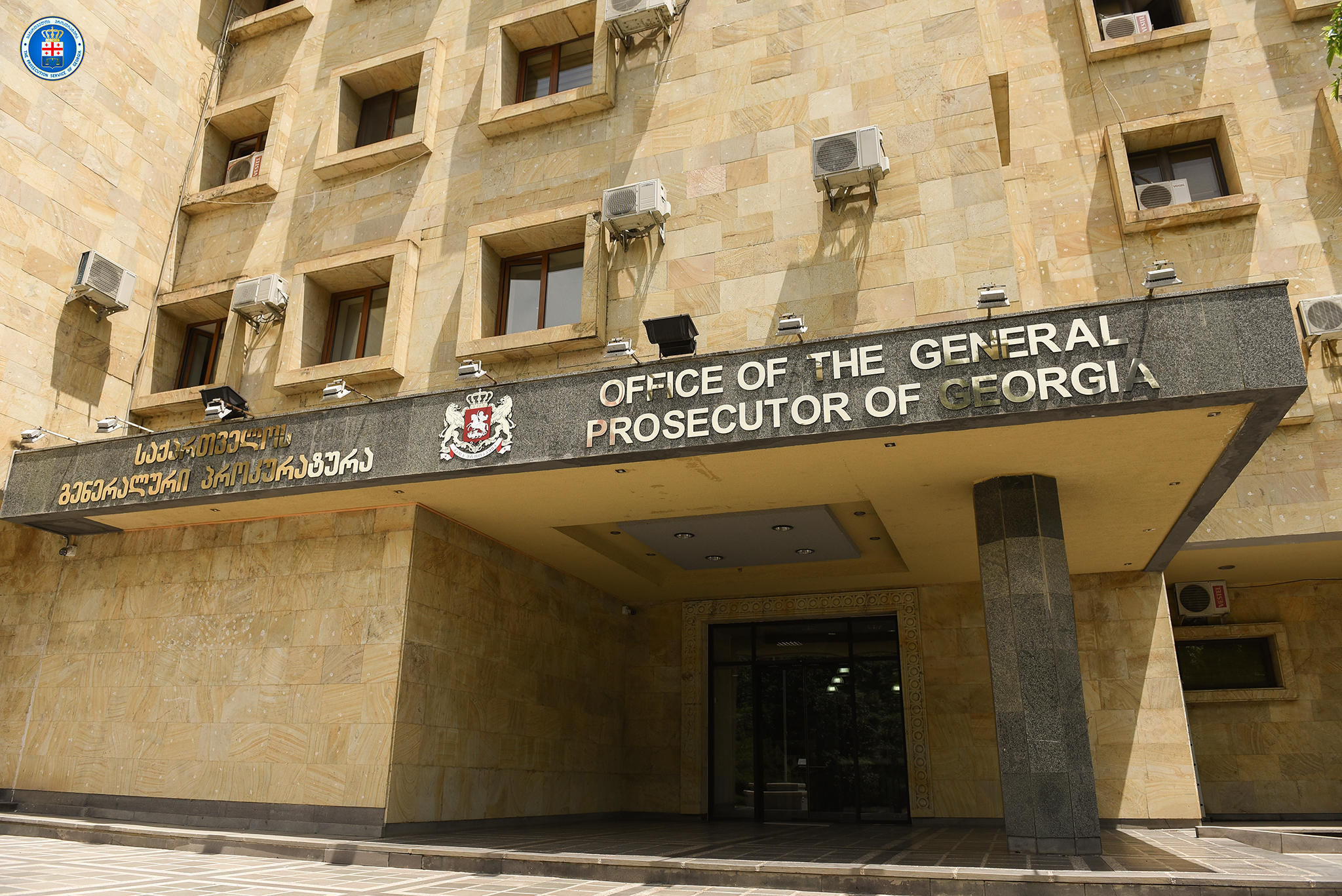 პროკურატურამ მარნეულის 69-ე უბანზე, საარჩევნო ყუთში ბიულეტენების ჩაყრის ფაქტზე დაკავებულ საკრებულოს თავმჯდომარის მოადგილე როვშან ისკანდაროვს და კიდევ ერთს პირს ბრალდება წარუდგინა