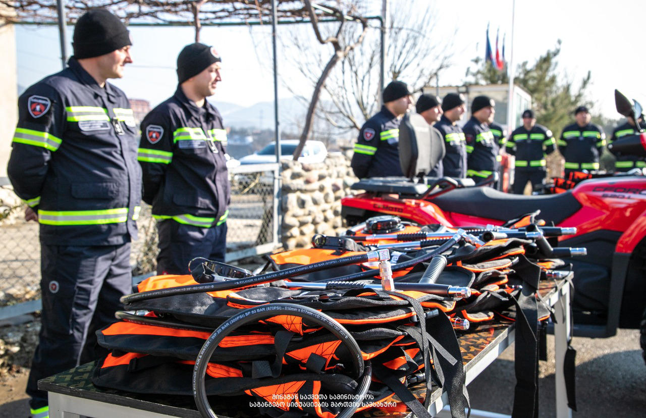 მეხანძრე-მაშველებს სპეციალური სახანძრო-სამაშველო ტექნიკა და აღჭურვილობა გადაეცათ