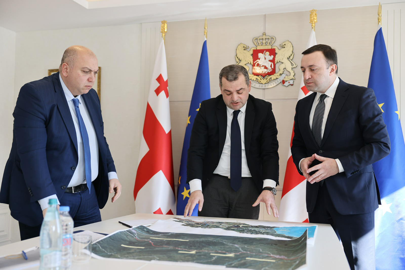 ირაკლი ღარიბაშვილმა რეგიონული განვითარებისა და ინფრასტრუქტურის მინისტრთან და მოადგილეებთან სამუშაო თათბირი გამართა