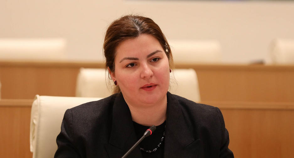 ანა ნაცვლიშვილი - როგორ მოგმართოთ ბატონო შალვა - ბატონო სპიკერო, თუ ბატონო აგენტო?! - კანონზე თქვენი სახელის  დაფიქსირებით, გადახაზავთ საკუთარ წარსულს, რომელიც გაცილებით უკეთ გამოიყურება, ვიდრე „ოცნებაში“ გადმობარგების შემდეგ აკეთებთ