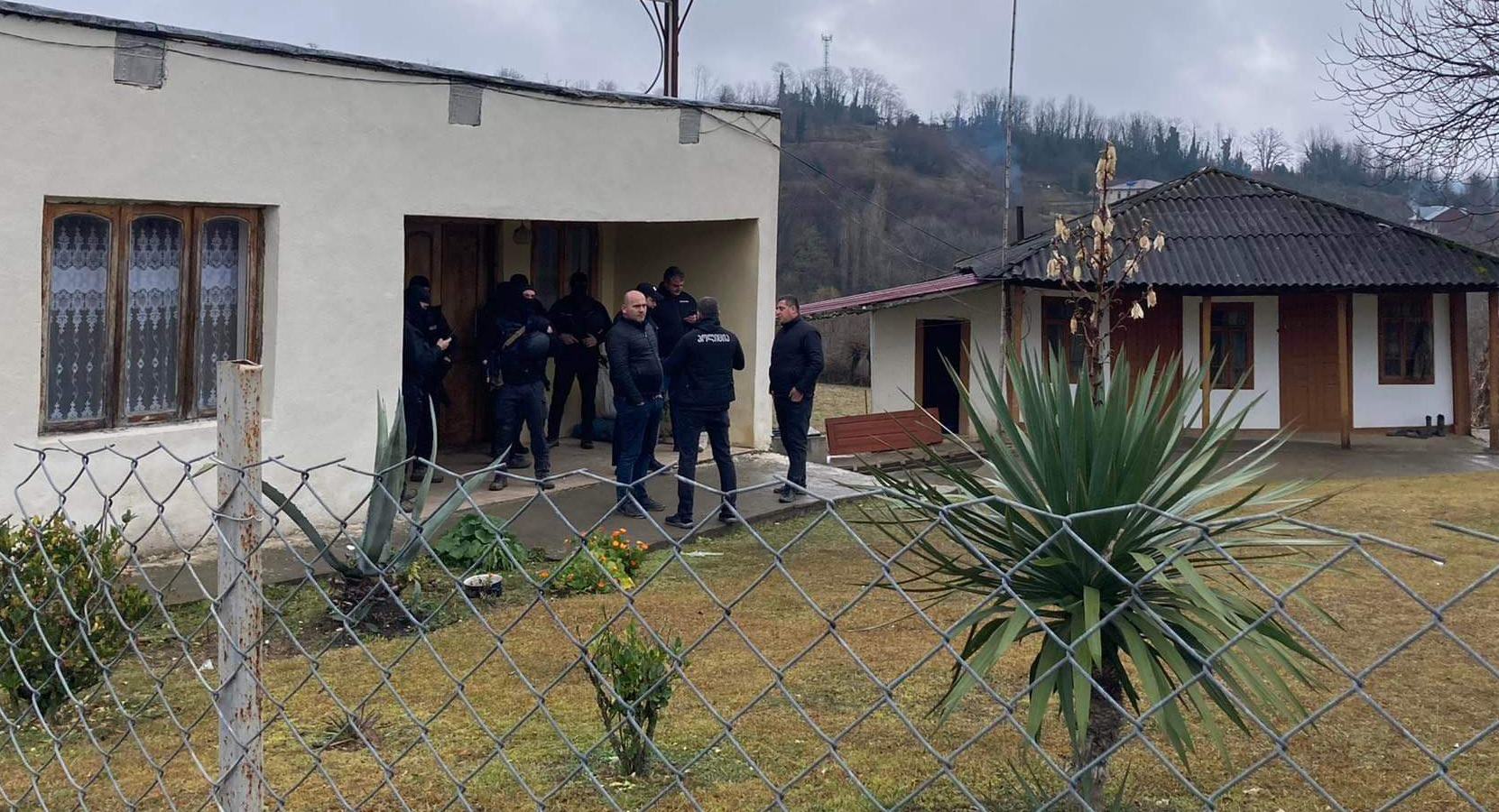 სოფელ ჯიხაშკარში, იმ სახლში, სადაც ბადრი ესებუა დააკავეს, საგამოძიებო მოქმედებები მიმდინარეობს