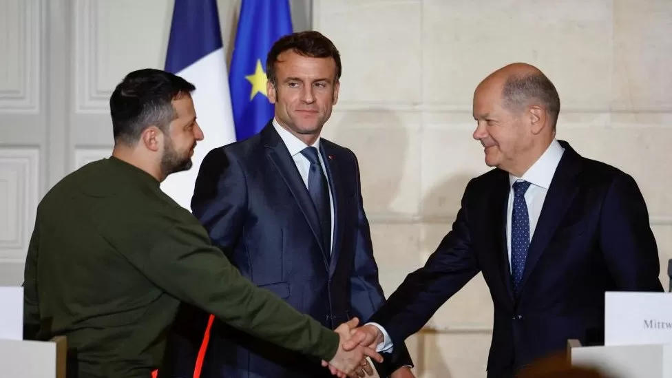 ვოლოდიმირ ზელენსკი ემანუელ მაკრონს და ოლაფ შოლცს - რაც უფრო მალე მიიღებს უკრაინა შორ მანძილზე მოქმედ იარაღს და თანამედროვე თვითმფრინავებს, მით უფრო მალე დასრულდება რუსული აგრესია