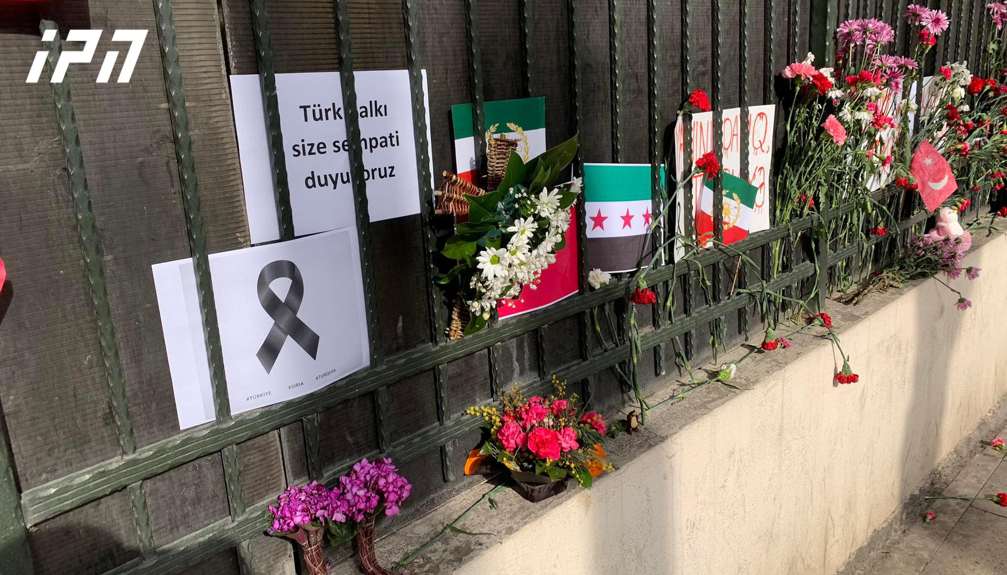 საქართველოში თურქეთის რესპუბლიკის საელჩოსთან მოქალაქეებს ყვავილები მიაქვთ