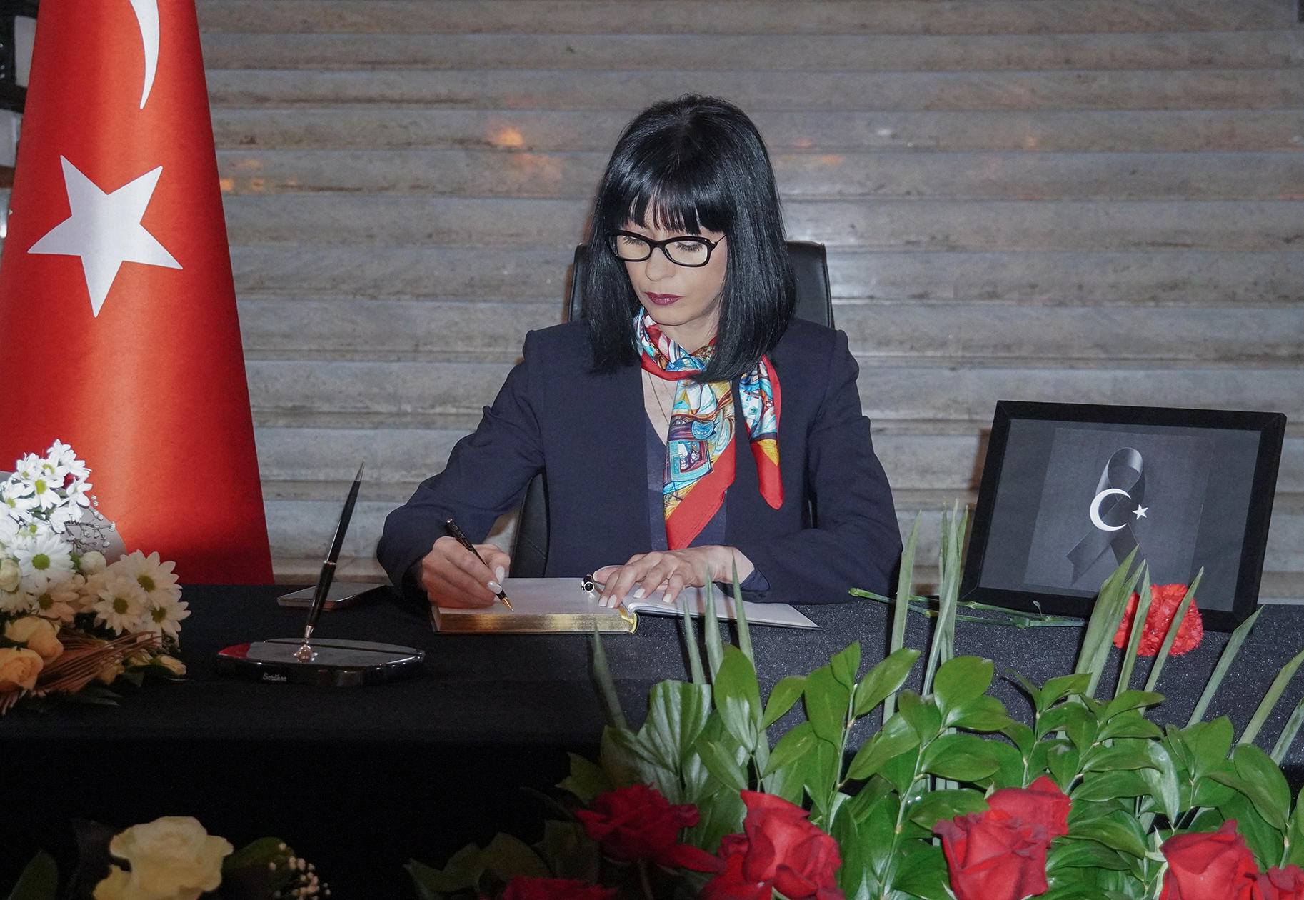 თეა ახვლედიანმა თურქეთში მომხდარი ტრაგედიის გამო, თურქეთის საელჩოში გახსნილ სამძიმრის წიგნში ჩანაწერი გააკეთა