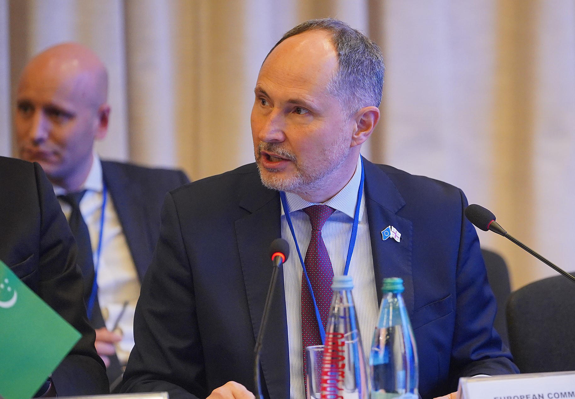 ევროკავშირის ელჩი საქართველოში -  შუა დერეფნის როლი იზრდება და ჩვენ აქ ვართ, რათა მხარი დავუჭიროთ სავაჭრო კავშირს სამხრეთ კავკასიის გავლით, რომელიც აკავშირებს ევროკავშირსა და ცენტრალურ აზიას