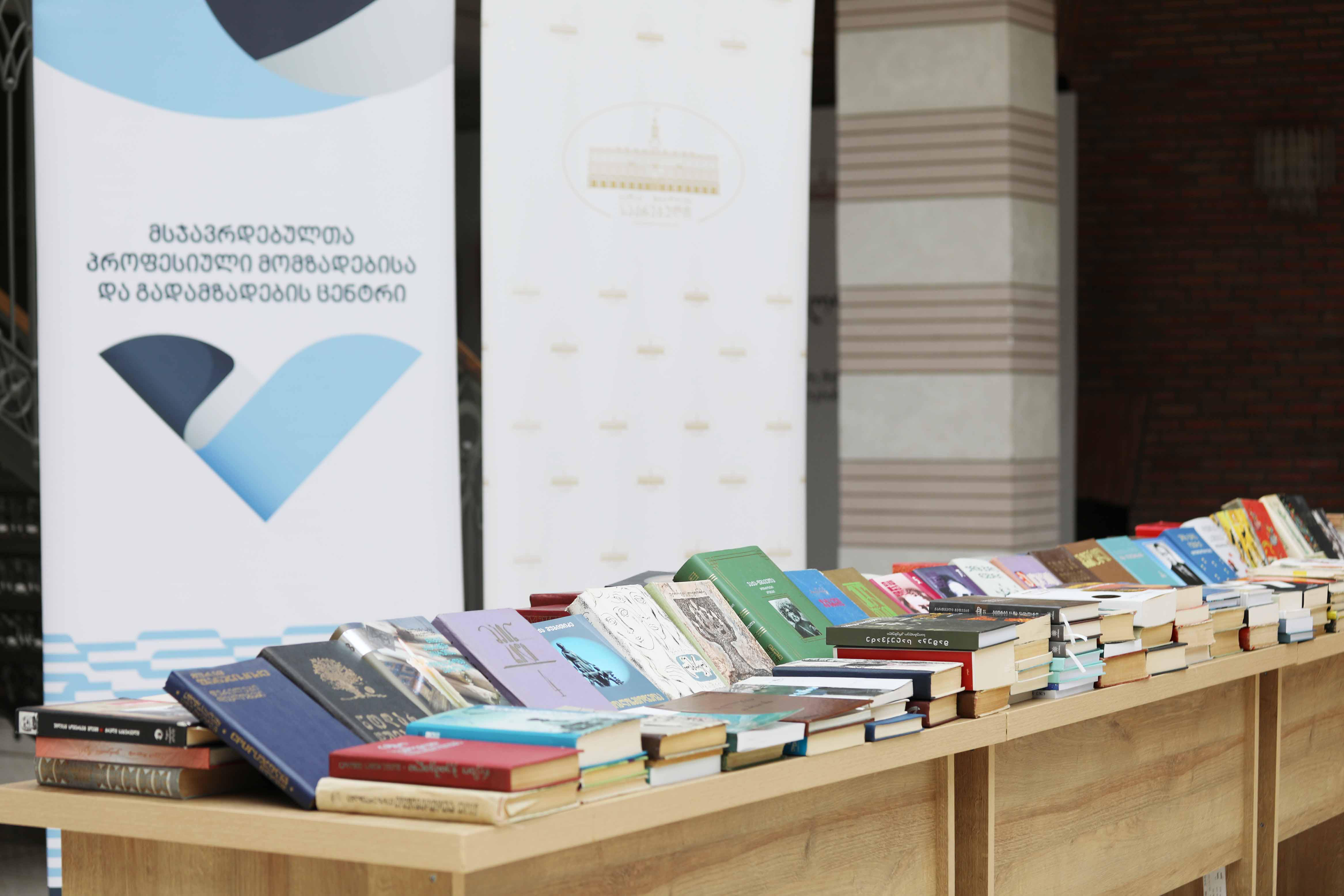 თბილისის საკრებულომ მსჯავრდებულებისთვის 400-მდე წიგნი შეაგროვა
