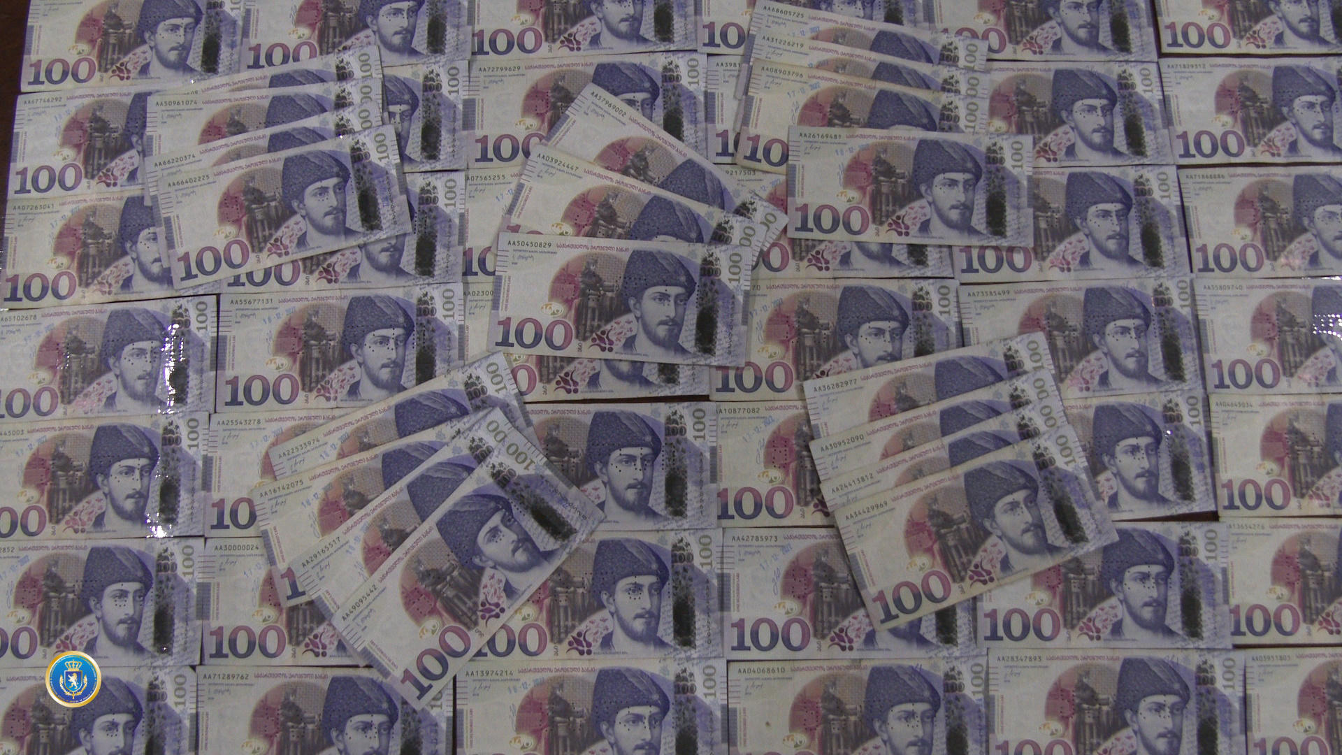 საგამოძიებო სამსახურმა დიდი ოდენობით ყალბი ფულის დამზადება-გასაღების ფაქტზე სამი პირი პასუხისგებაში მისცა, რომელთაგან ერთი დაკავებულია