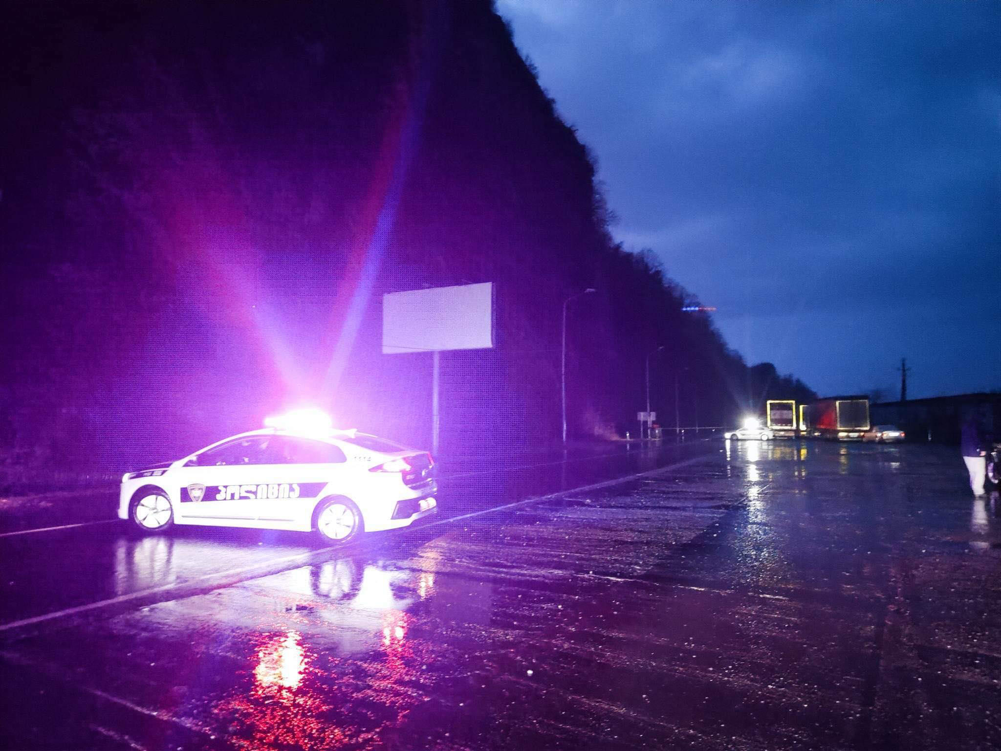 На центральной дороге Батуми-Сарпи обвалилась скала - Движение частично задерживается