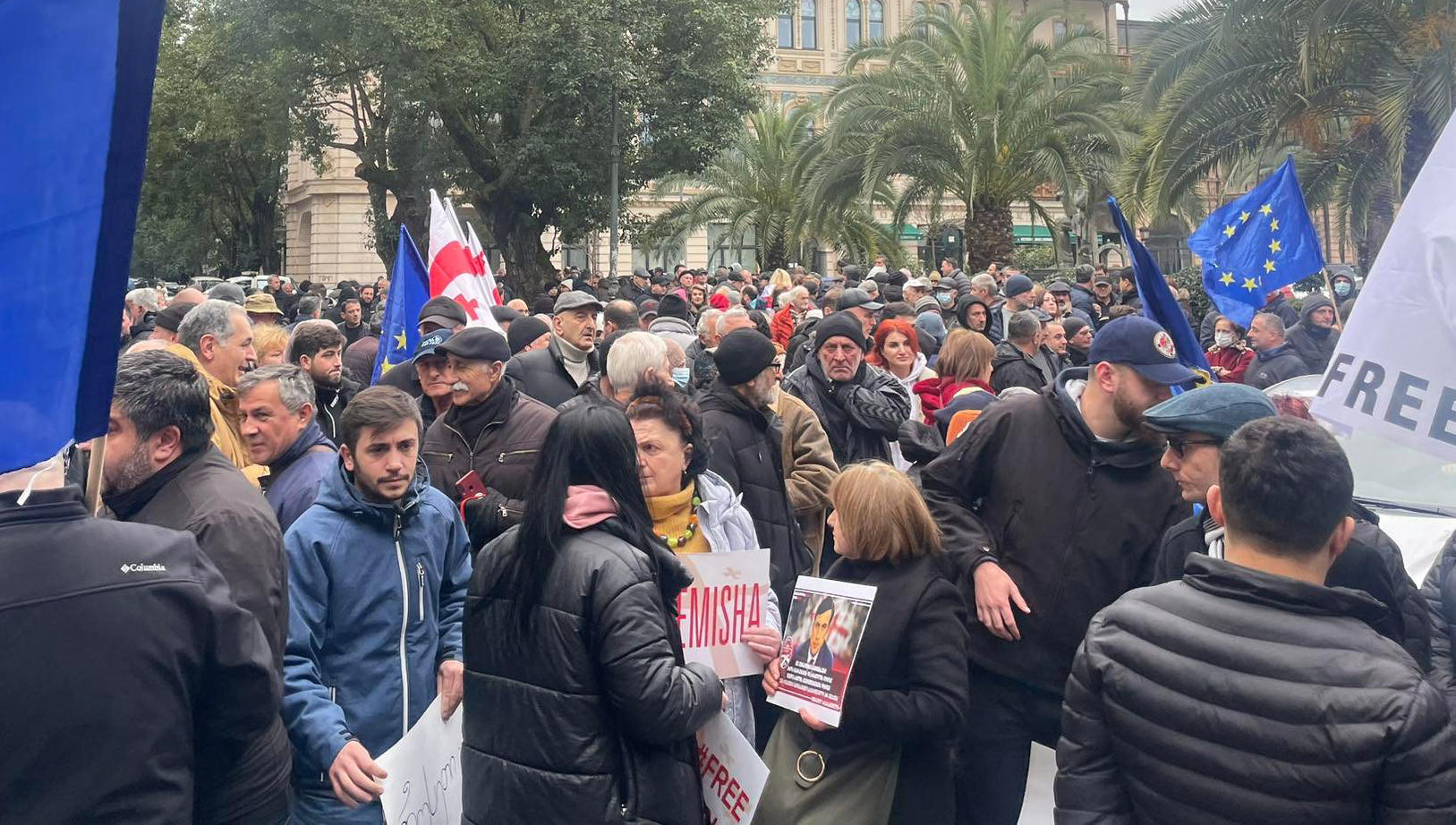 „თავისუფლება მიშას“ - ამ ლოზუნგით აჭარის მთავრობის სახლთან „ნაციონალური მოძრაობის” ლიდერები და მათი მხარდამჭერები იკრიბებიან