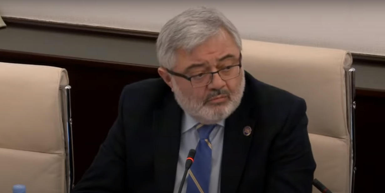 დავით უსუფაშვილი პაპუაშვილს - ბატონო შალვა, წლები მუშაობდი უცხოურ ორგანიზაციაში, უცხო ძალის ინტერესებში აქცევდი ხალხს, ვისთანაც ფინანსურ ურთიერთობაში იყავი?  - “ავერბოვკებდი?”