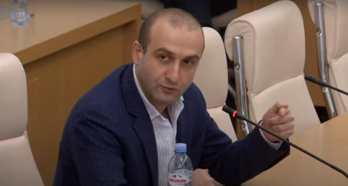 იაგო ხვიჩიას განცხადებით, პარლამენტის თავმჯდომარე დეპუტატებისთვის მიხეილ სააკაშვილთან შეხვედრის უფლების არმიცემით, „დეპუტატის საქმიანობას და პოლიტიკურ პროცესს უშლის ხელს“