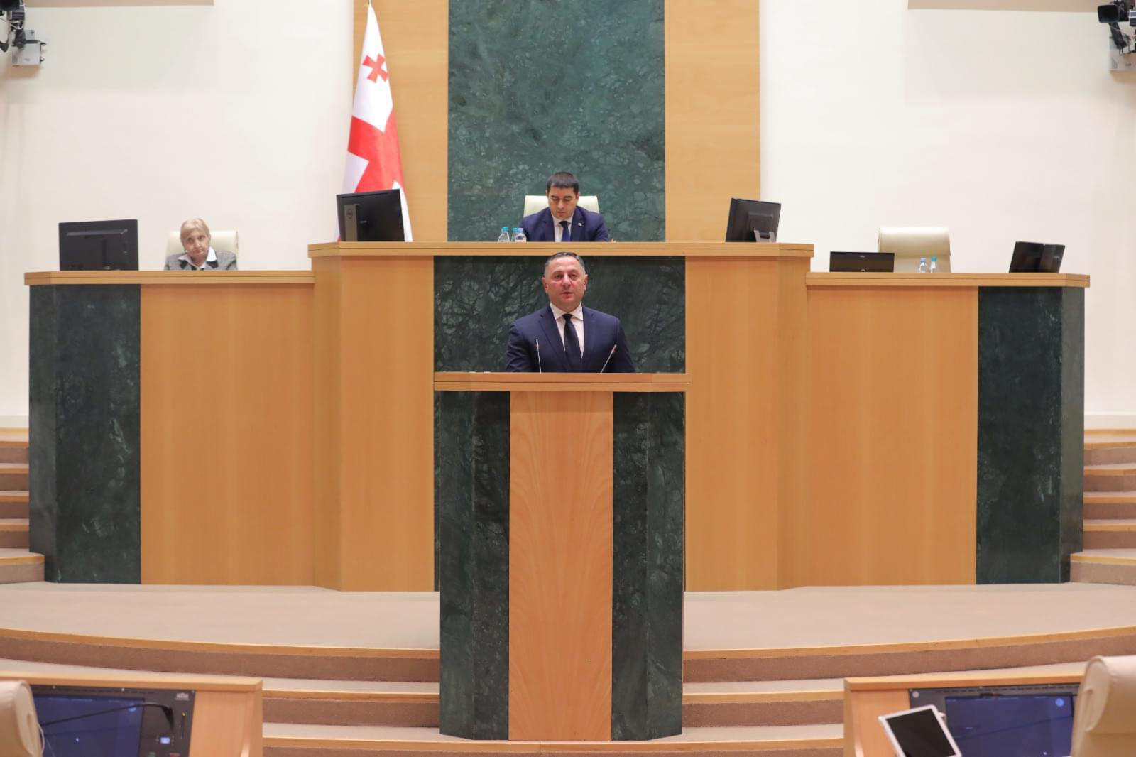 შს მინისტრი მეგრელიშვილს - ახალგაზრდა ადამიანს უნდა გიხაროდეს, ელემენტარულად, იარაღის მოხმარება ისწავლო, პატარა ქვეყანა ვართ, სულ საფრთხის ქვეშ - რატომ არ შეიძლება ყველამ გაიაროს სამხედრო სავალდებულო სამსახური?