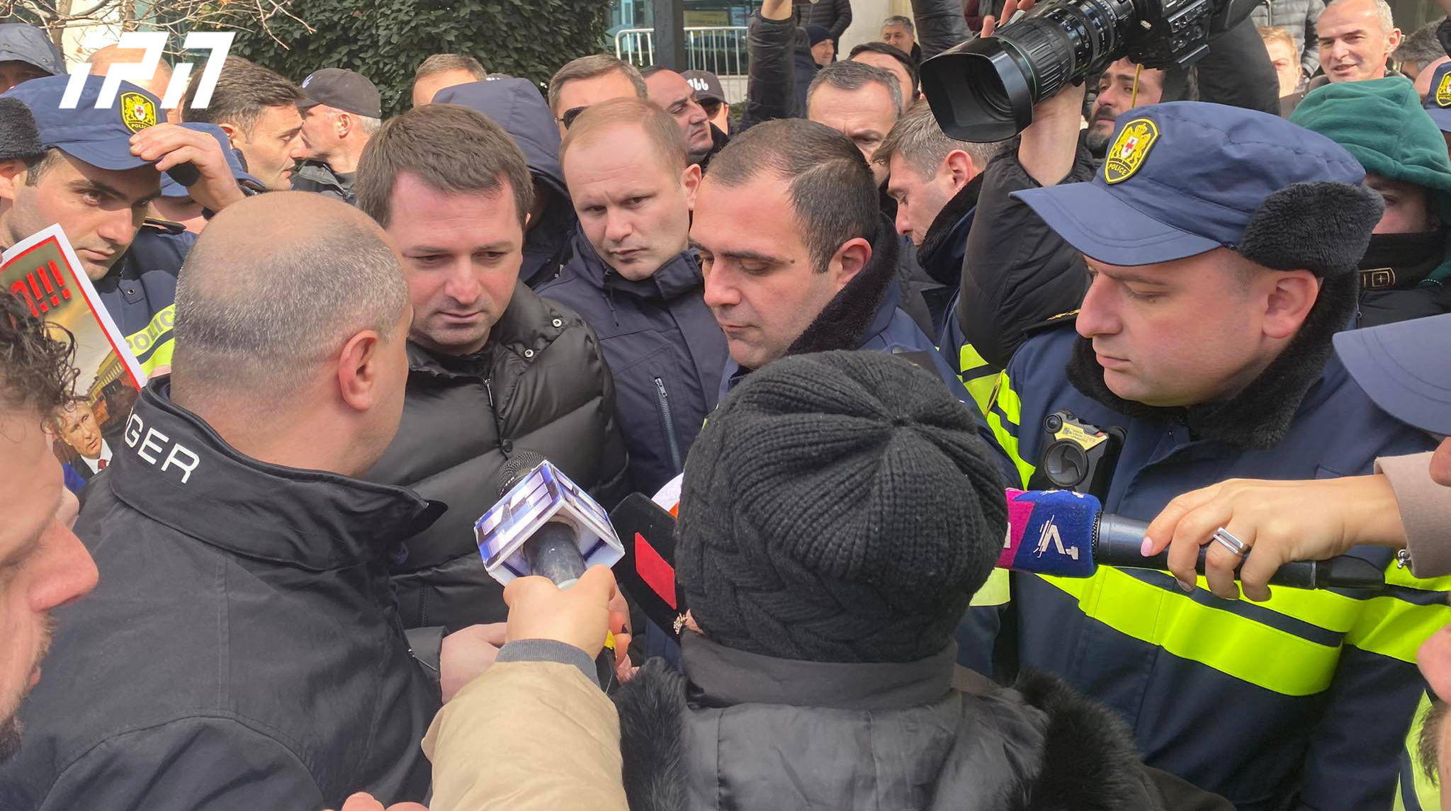 თბილისის მერიასთან, სადაც „ნაციონალური მოძრაობის“ ლიდერები და მათი მხარდამჭერები აქციას მართავენ, ხმაური იყო