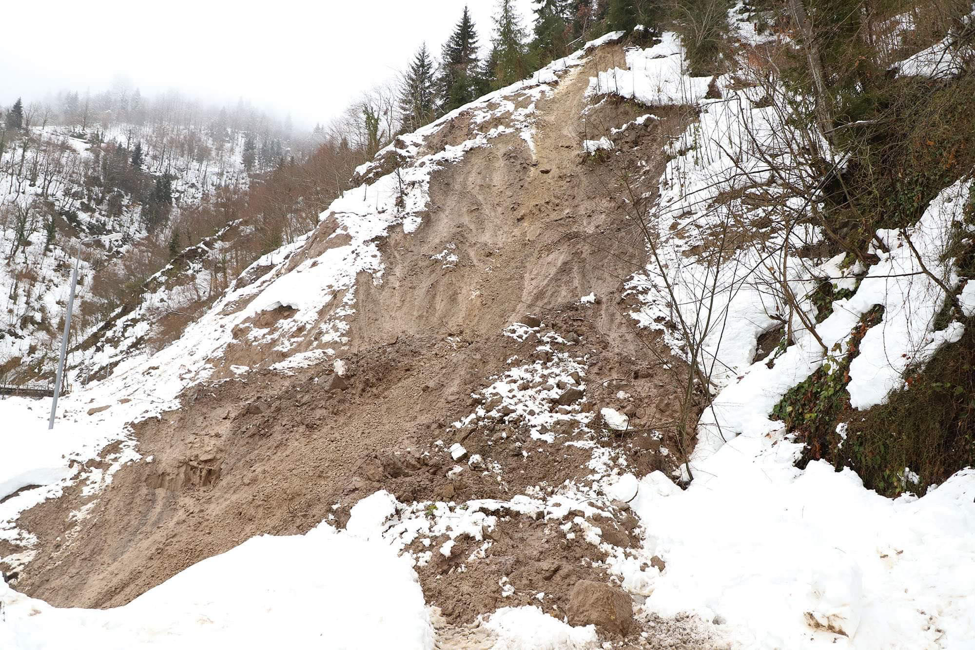 ხულოს, შუახევისა და ქედის მუნიციპალიტეტებში რამდენიმე ლოკაციაზე მეწყრული პროცესები განვითარდა