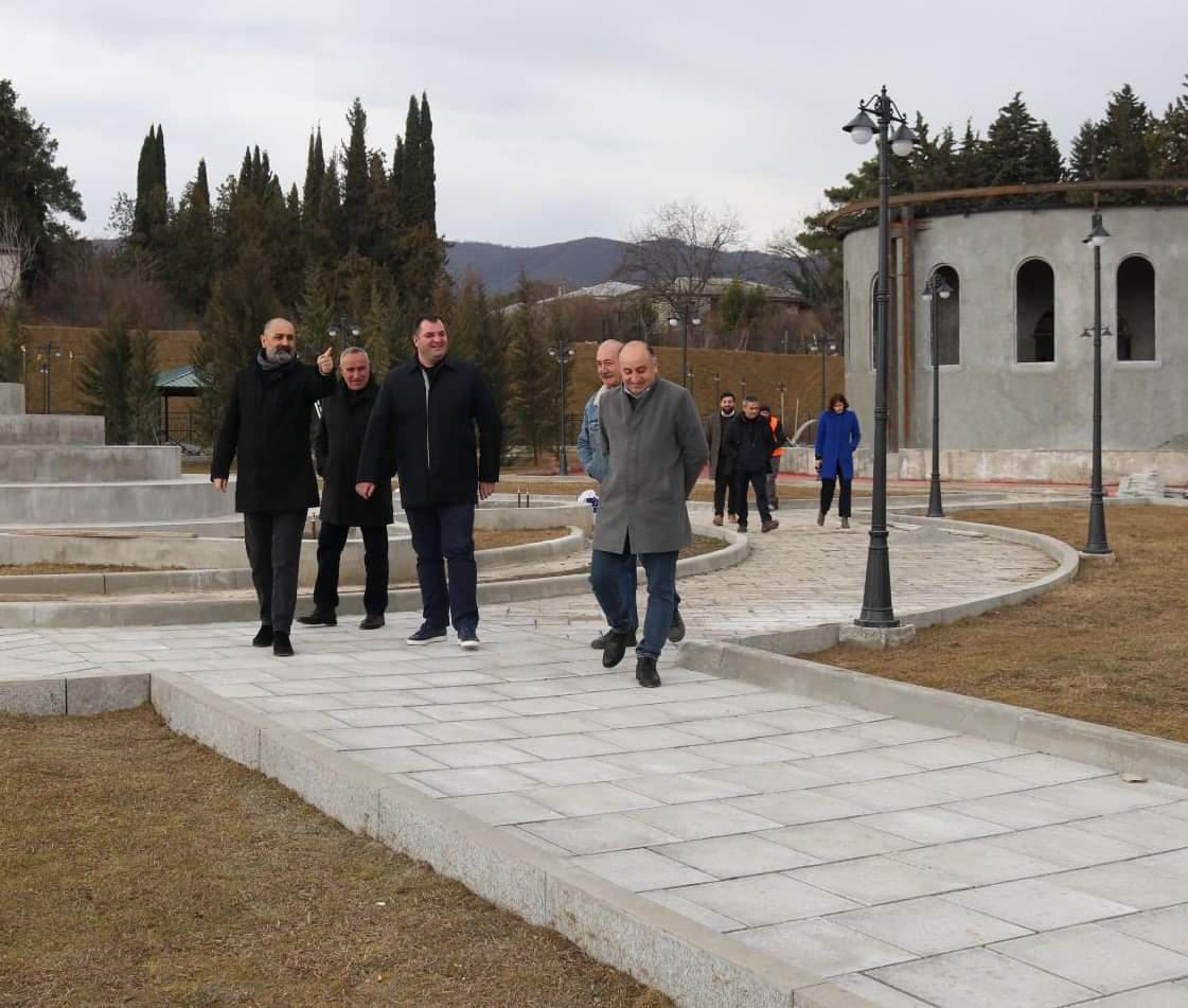 გიორგი ალადაშვილი სიღნაღის მუნიციპალიტეტის ხელმძღვანელ პირებთან ერთად წნორის პარკის სამშენებლო სამუშაოებს გაეცნო