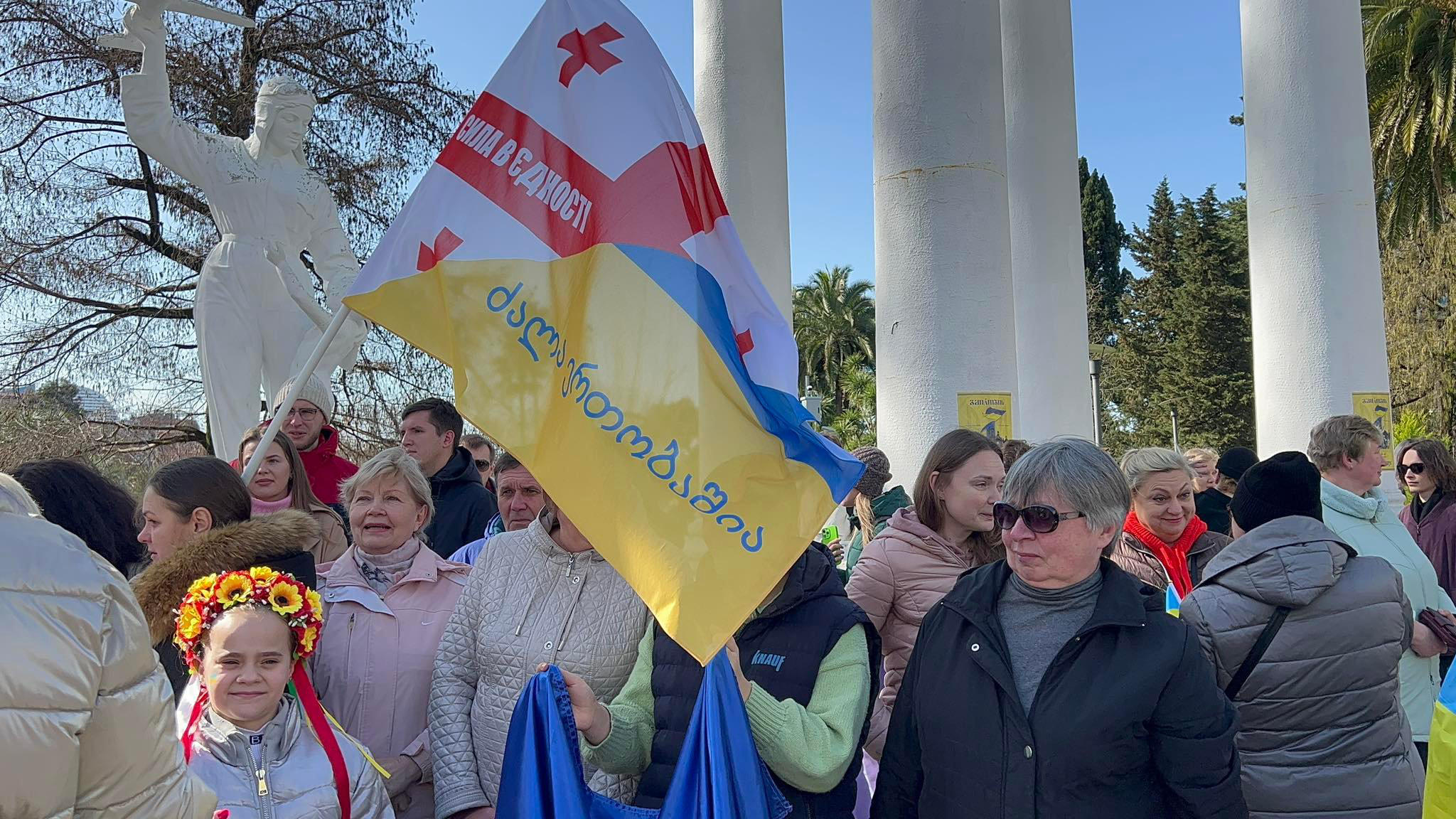 ბათუმში, ცენტრალურ პარკში უკრაინის მხარდამჭერი აქცია მიმდინარეობს