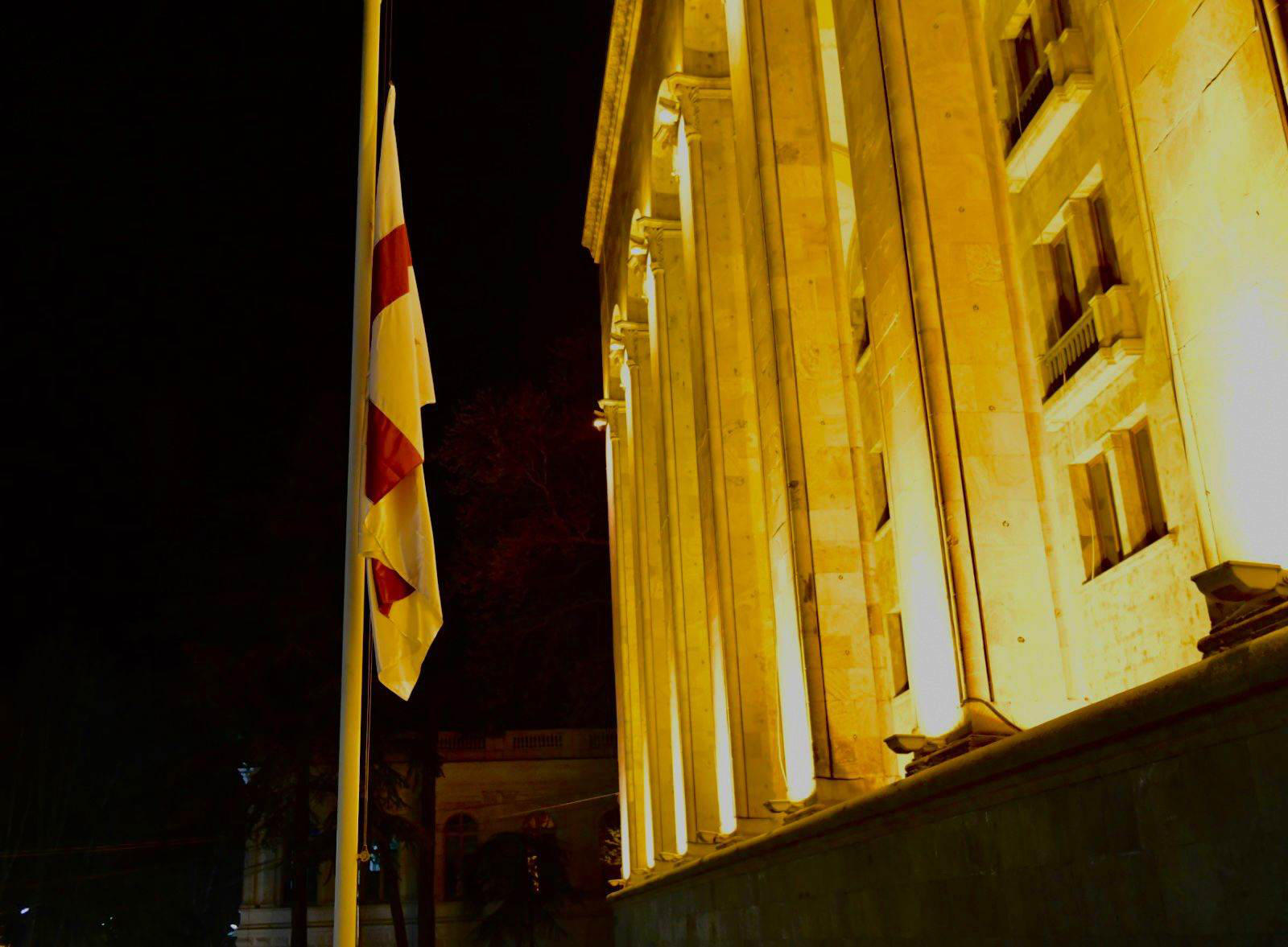 საბჭოთა ოკუპაციის დღესთან დაკავშირებით, პარლამენტის სასახლეზე სახელმწიფო დროშა დაეშვა