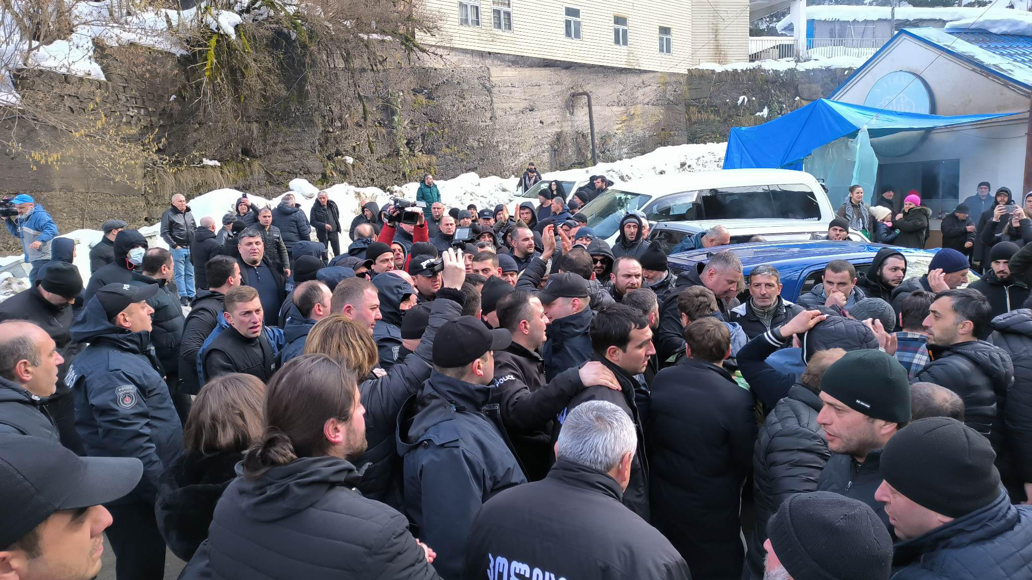 საირმეში, “საირმე მინერალ ვოთერსის” გაფიცულმა თანამშრომლებმა გზის გადაკეტვა სცადეს, რასაც ხმაური მოჰყვა