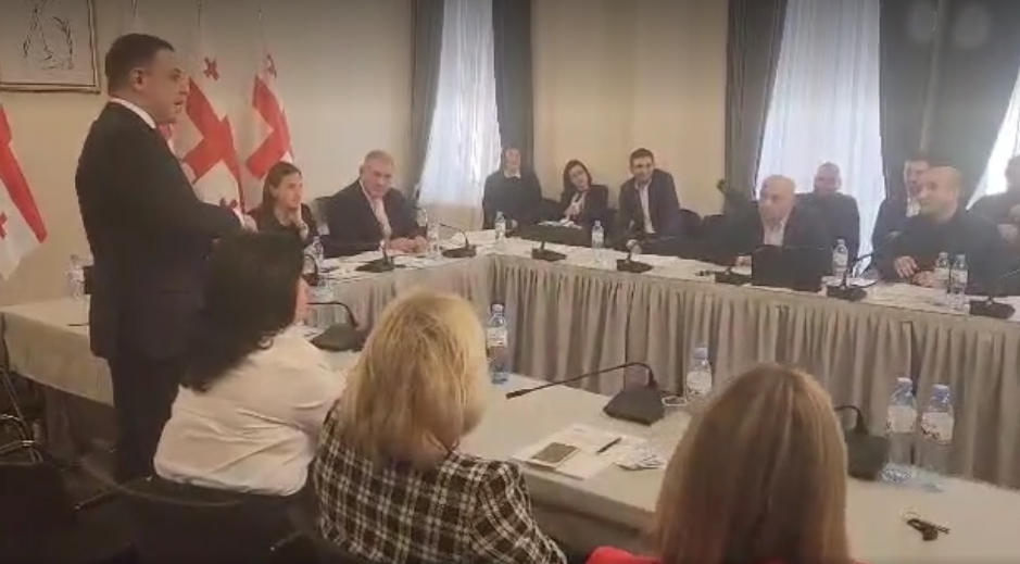 ალუდა ღუდუშაური იაგო ხვიჩიას - 50 ლარს ვეღარ იშოვი და ამიტომ ხარ ასეთ დღეში, სხვა რამე მოიფიქრეთ, რომ პარტიამ 50 ლარი არ დაკარგოს - ვახო გამოიყვანე მამაოდ და შენ ხარ ეპისკოპოსი, სირცხვილია