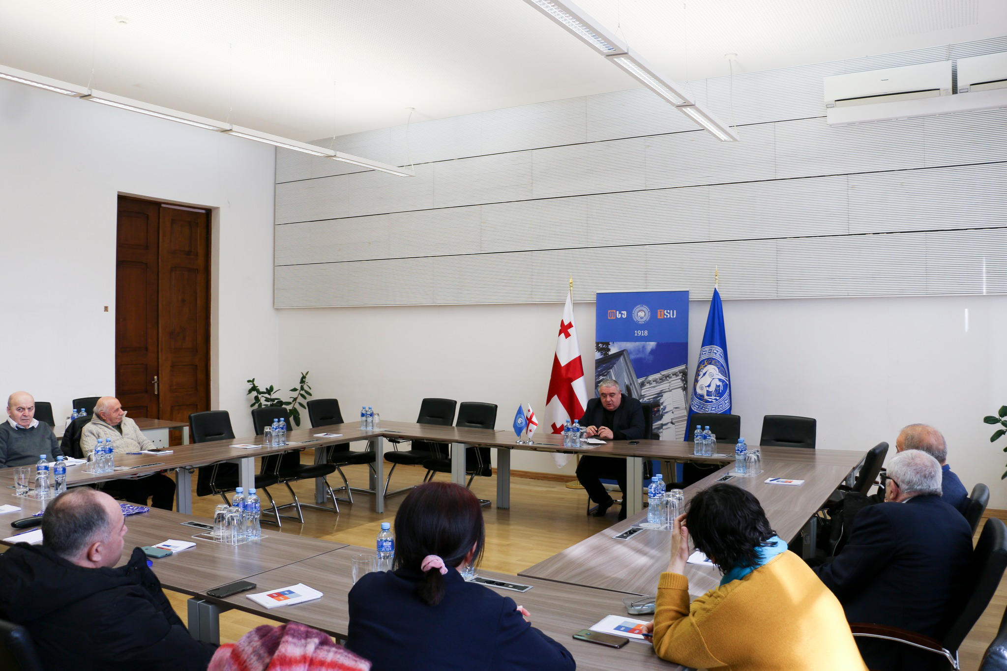 არნოლდ ჩიქობავას სახელობის ენათმეცნიერების ინსტიტუტისთვის ახალი სივრცის გამოყოფის საკითხზე ჯაბა სამუშიამ თანამშრომლებთან სამუშაო შეხვედრა გამართა
