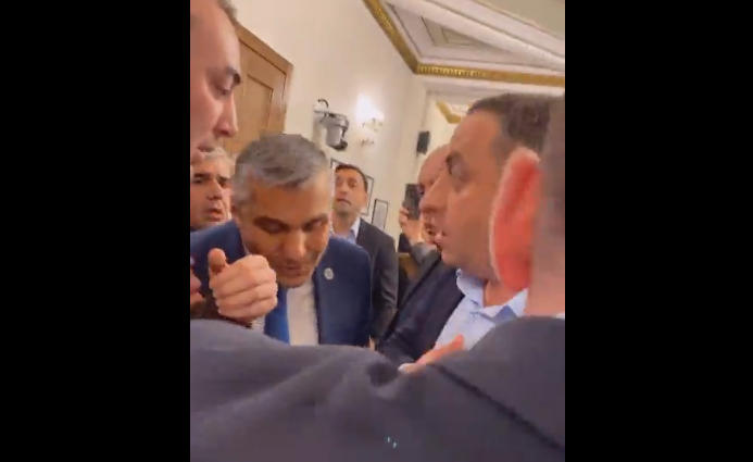 კომიტეტების ერთობლივ სხდომაზე, სადაც ე.წ. აგენტების შესახებ კანონპროექტების განხილვა უნდა დაიწყოს,  ფიზიკური და სიტყვიერი დაპირისპირება იყო