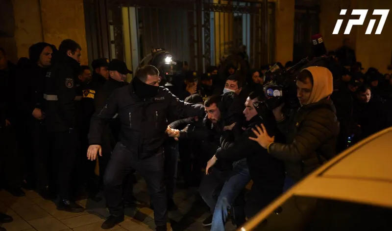 По информации МВД, у парламента Грузии задержаны 4 человека