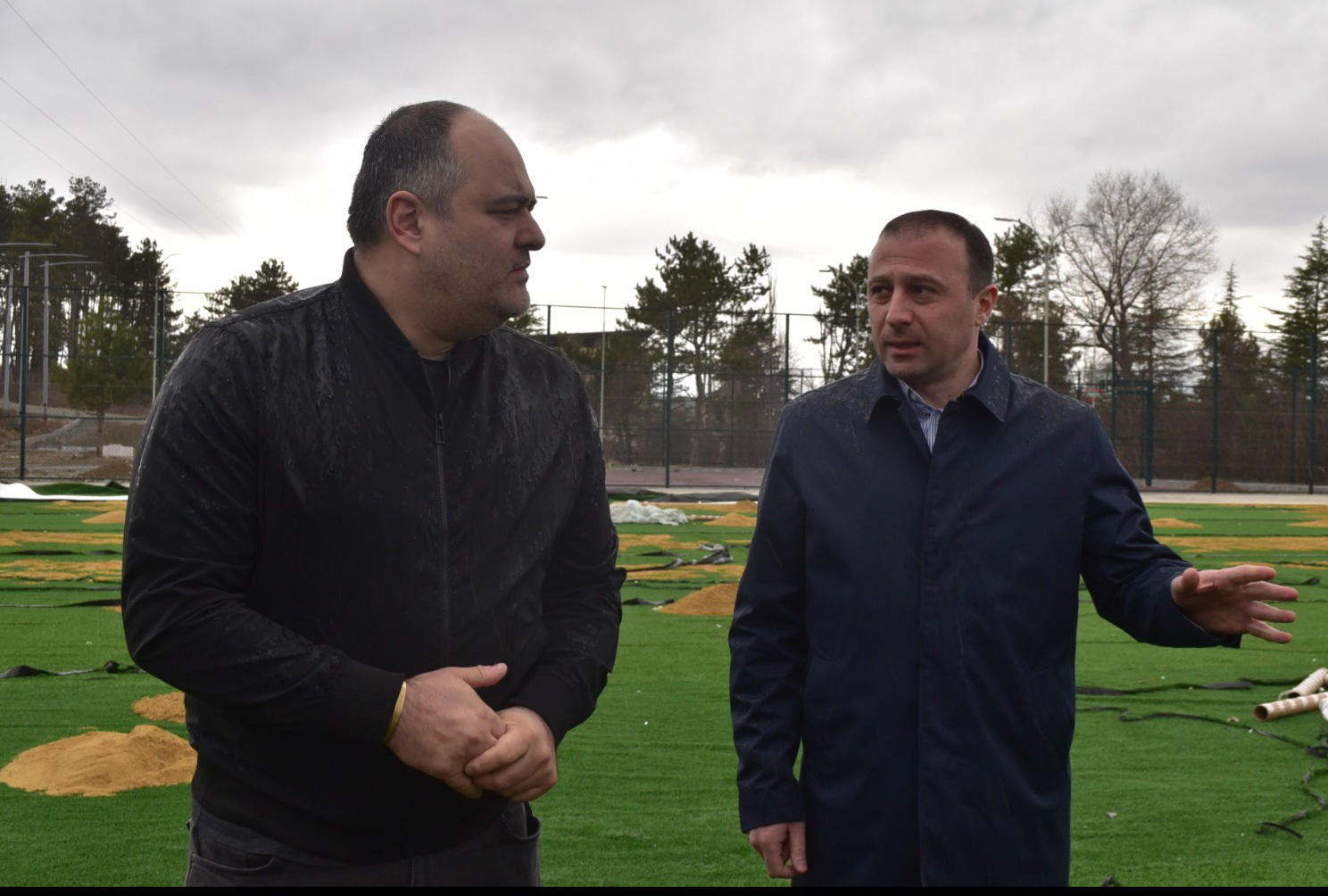 თელავის მუნიციპალიტეტის მერმა უნივერსიტეტის მიმდებარე ტერიტორიაზე  სპორტული მოედნისა და ობიექტთან მისასვლელი გზის სარეაბილიტაციო სამუშაოები დაათვალიერა